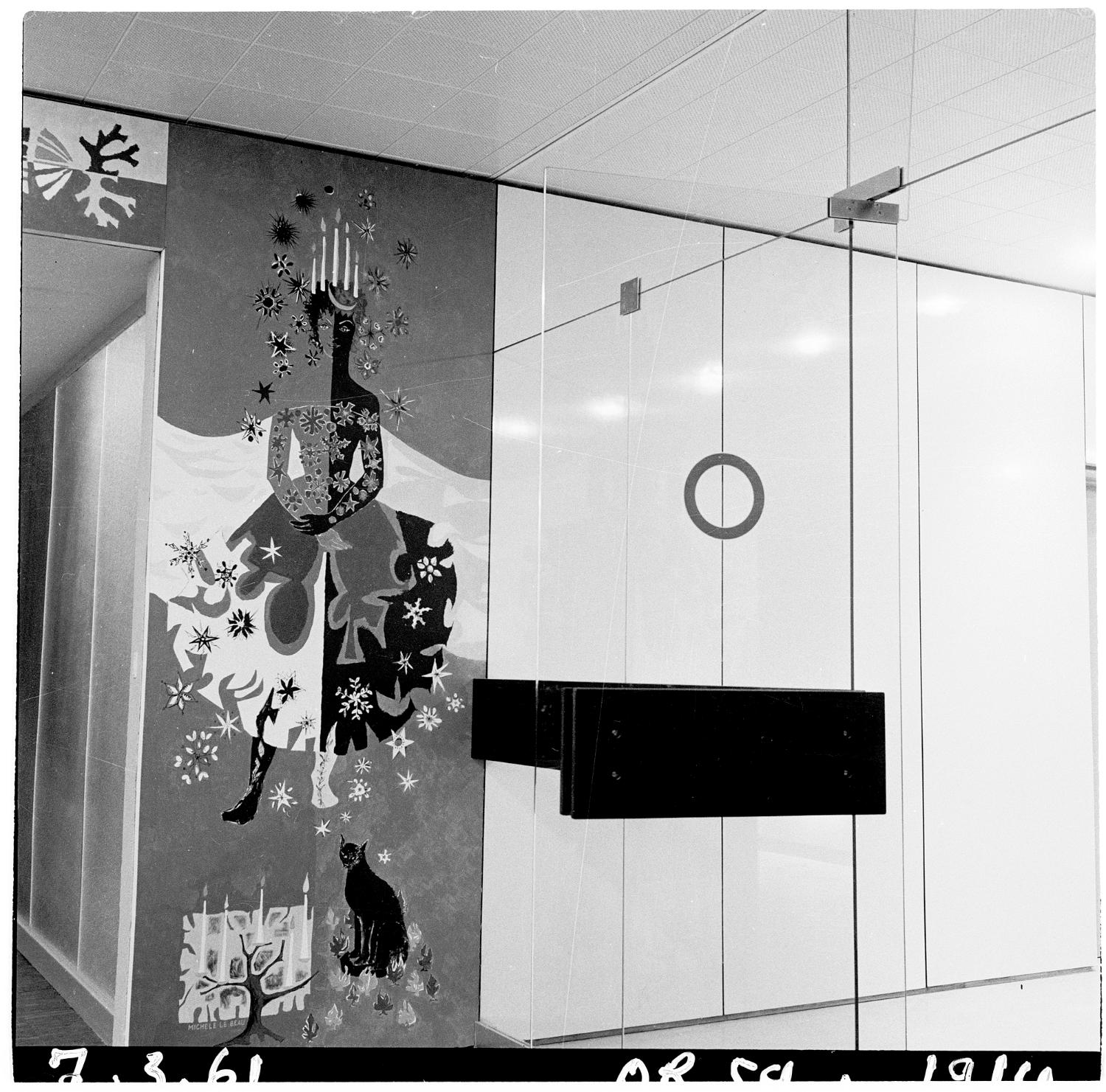 1961, bar de l'entrée du Tournebroche, des Horizons et du Snack-bar, décor: la Nuit, panneaux en formica de Michèle Van Hout Le Beau, 3ème étage. 