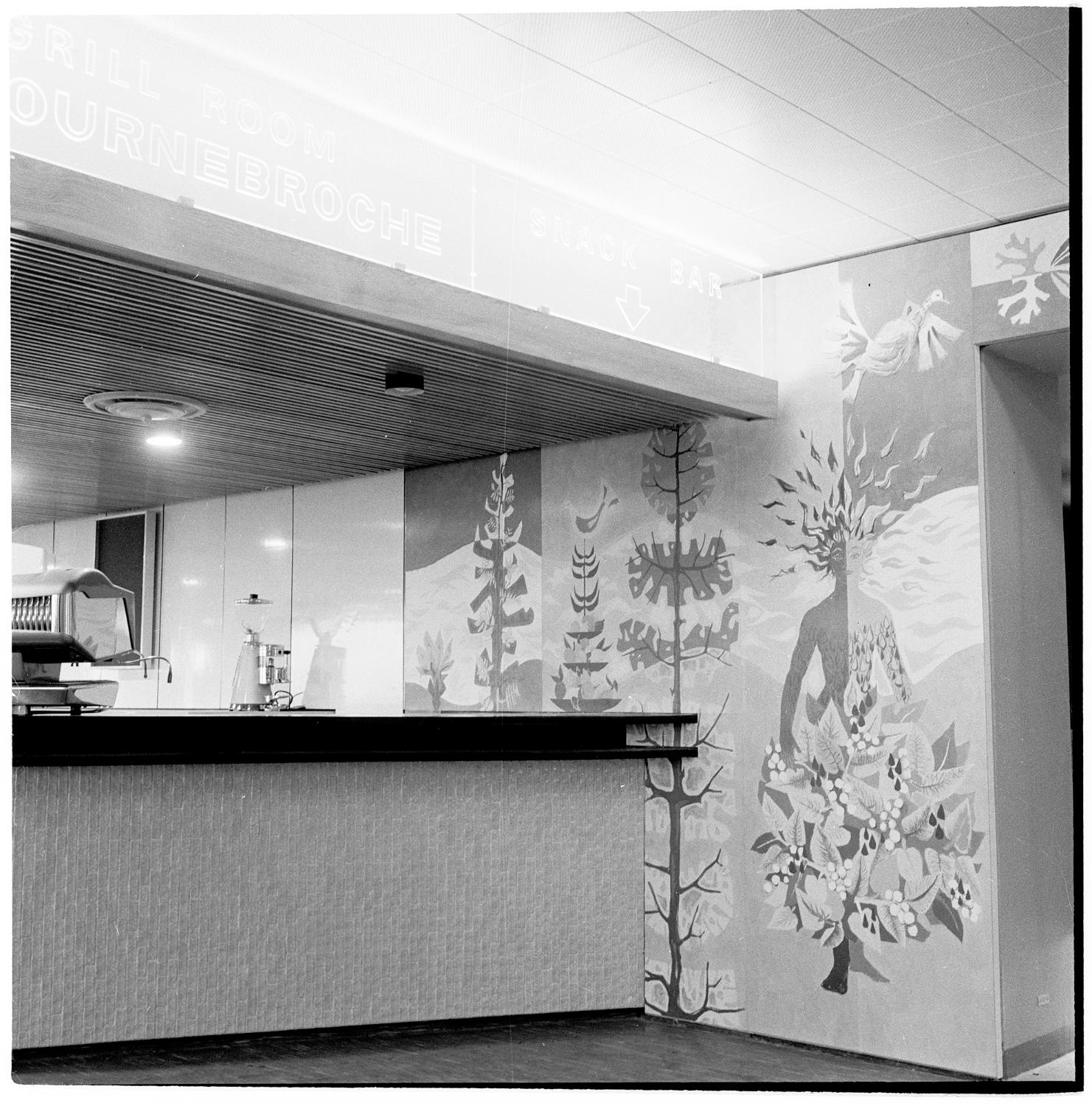 1961, bar de l'entrée du Tournebroche, des Horizons et du Snack-bar, décor: le Jour, panneaux en formica de Michèle Van Hout Le Beau, 3ème étage. 