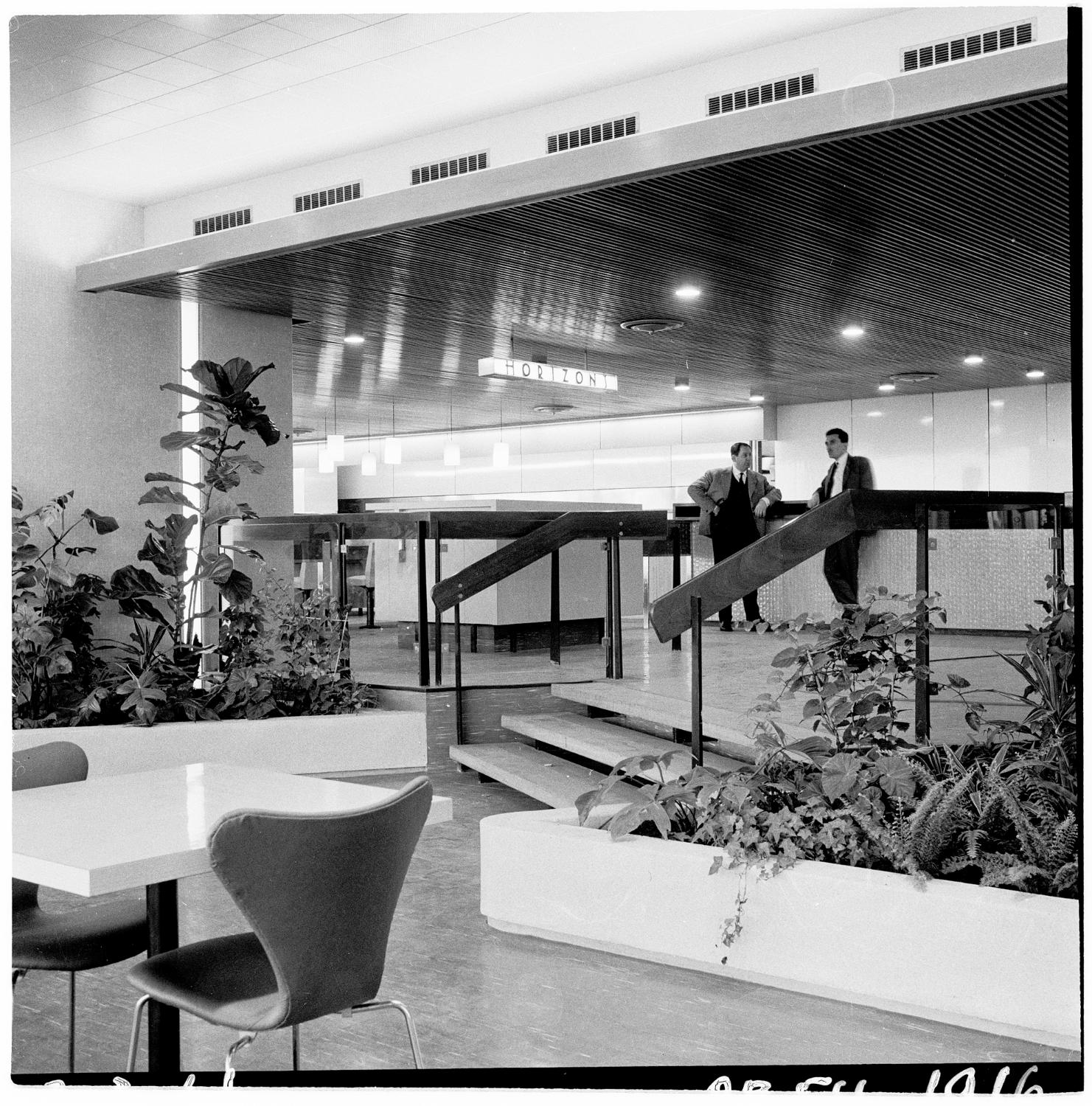 1961, bar de l'entrée du Tournebroche, des Horizons et du Snack-bar, vue depuis les Horizons, chaises 3107 série 7 (Arne Jacobsen), 3ème étage. 
