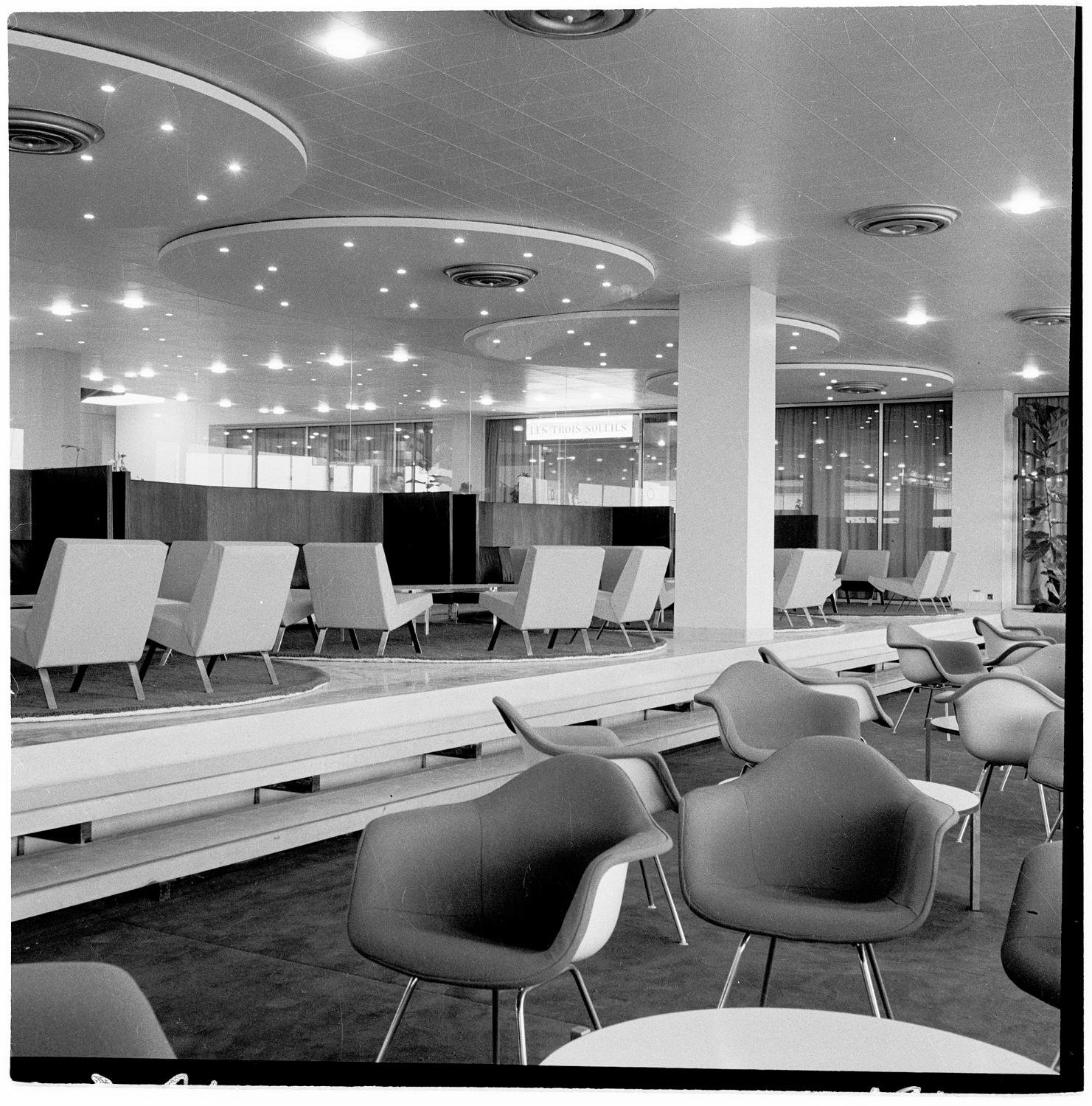 1961, la Corbeille, Eames Shell chairs (Charles et Ray Eames), fauteuils 740 (Joseph-André Motte), conception des aménagements: Joseph-André Motte assisté d'André Monpoix, derrière la cloison en verre les Trois Soleils, 3ème étage.