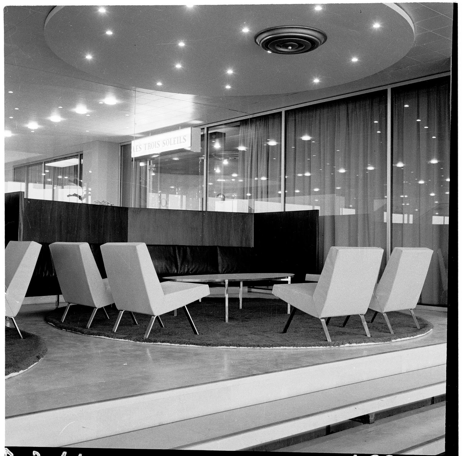 1961, la Corbeille, fauteuils 740 (Joseph-André Motte), conception des aménagements: Joseph-André Motte assisté d'André Monpoix, derrière la cloison en verre les Trois Soleils, 3ème étage.