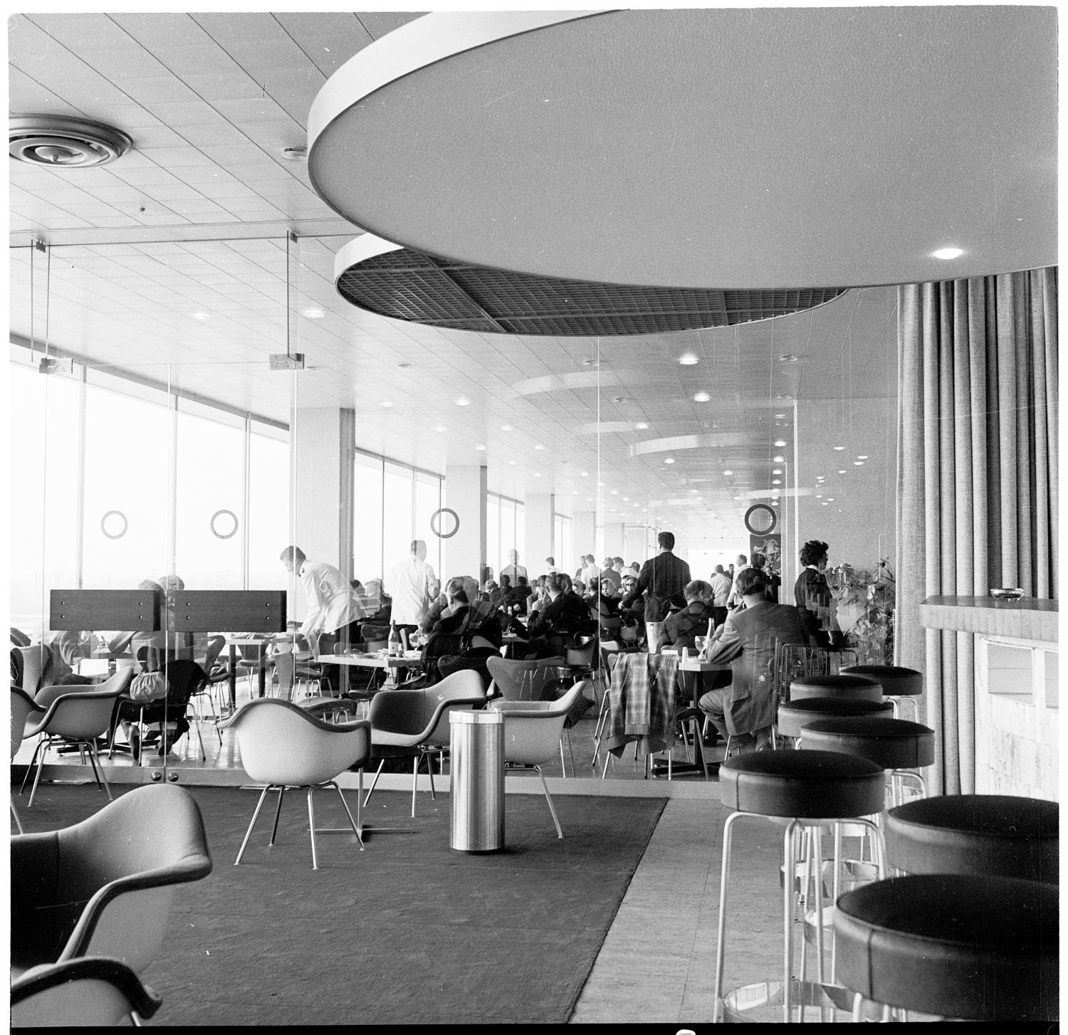 1961, bar de la Corbeille, Eames Shell chairs (Charles et Ray Eames), conception des aménagements: Joseph-André Motte assisté d'André Monpoix, derrière la cloison en verre les Horizons, 3ème étage.