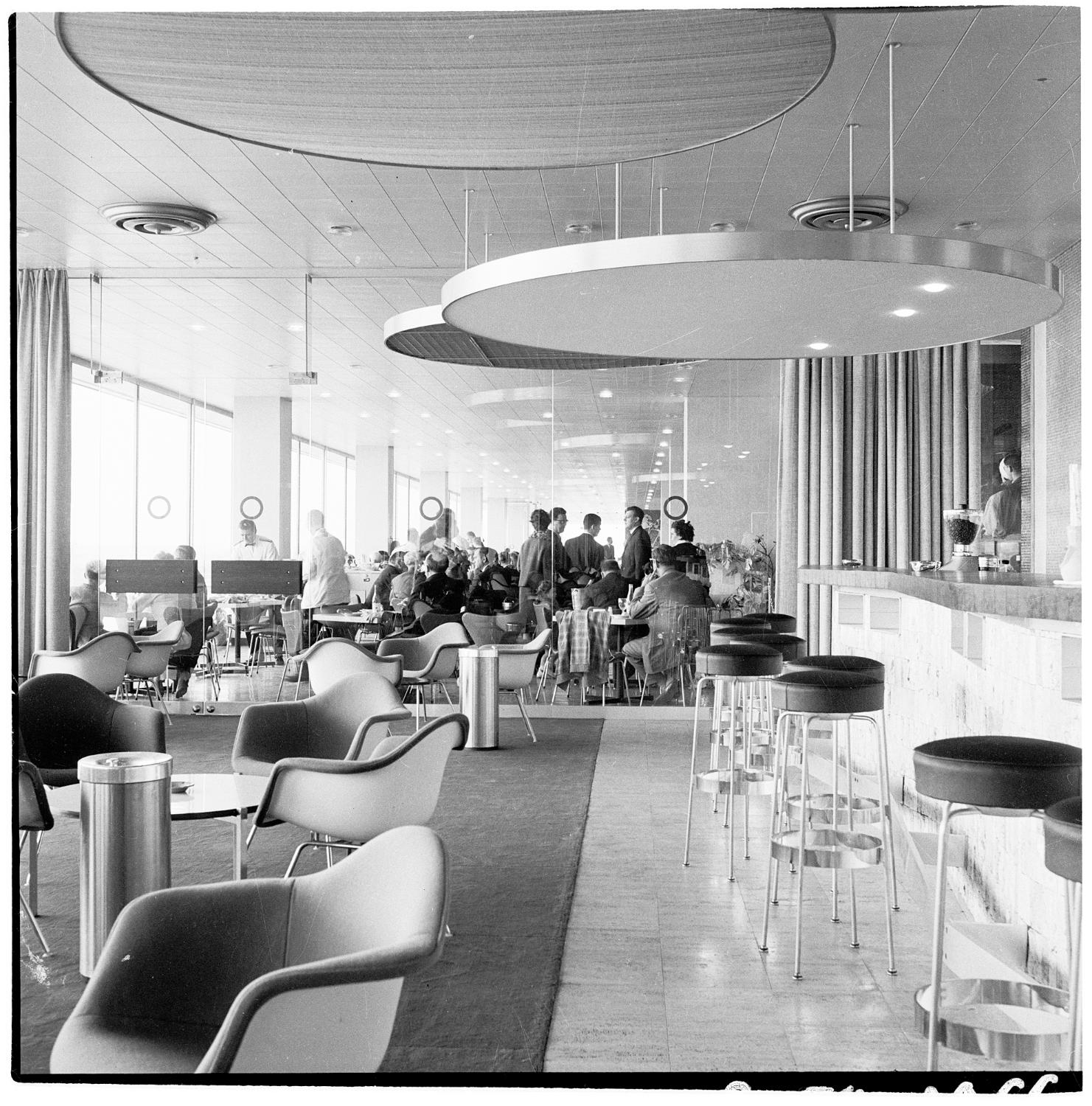 1961, bar de la Corbeille, Eames Shell chairs (Charles et Ray Eames), conception des aménagements: Joseph-André Motte assisté d'André Monpoix, derrière la cloison en verre les Horizons, 3ème étage.