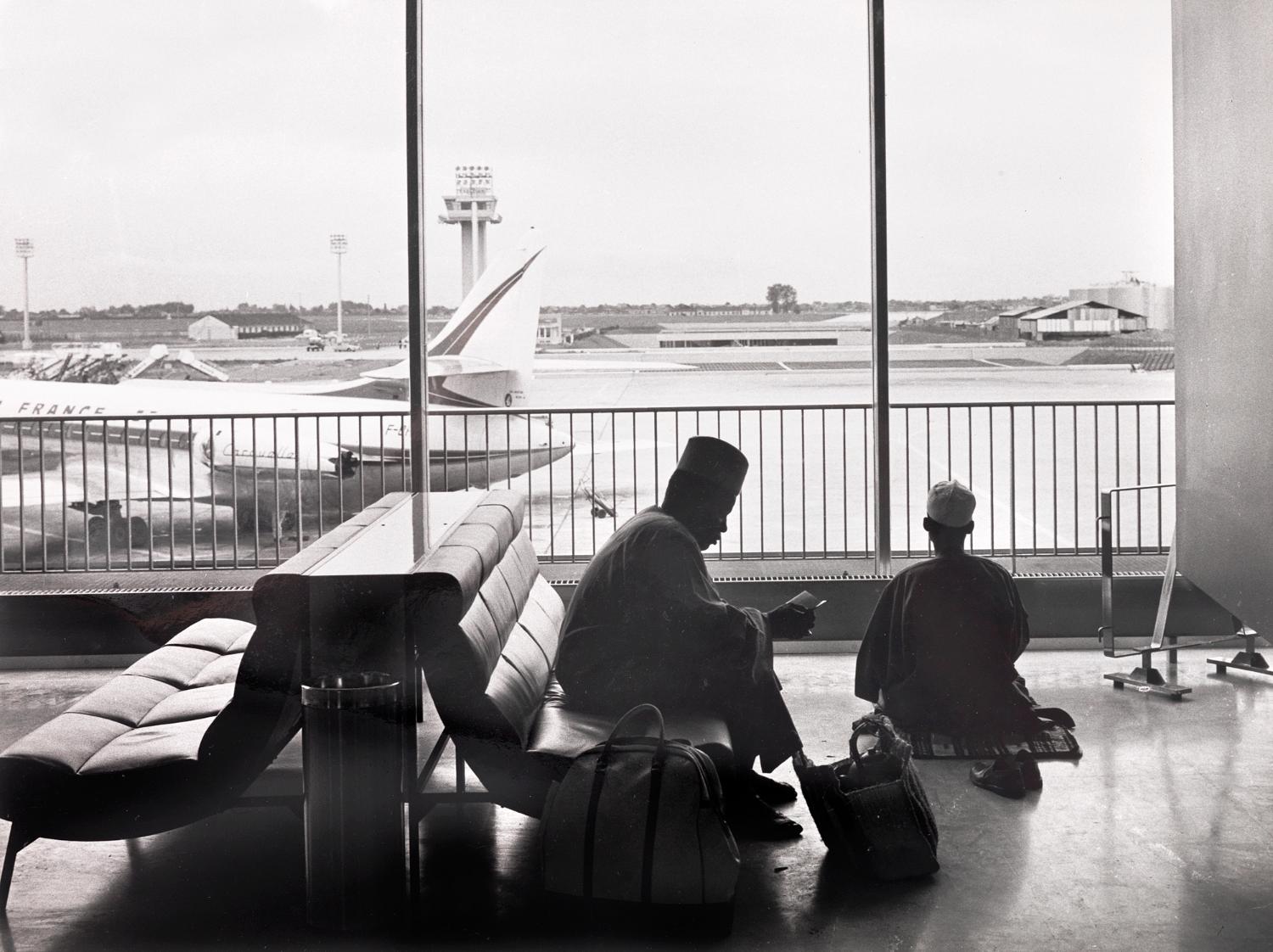 Passagers dans la Galerie marchande, 1er étage, "Orly Installations Terminales", album de photographies destinées à la presse édité par l'Aéroport de Paris, 1961.