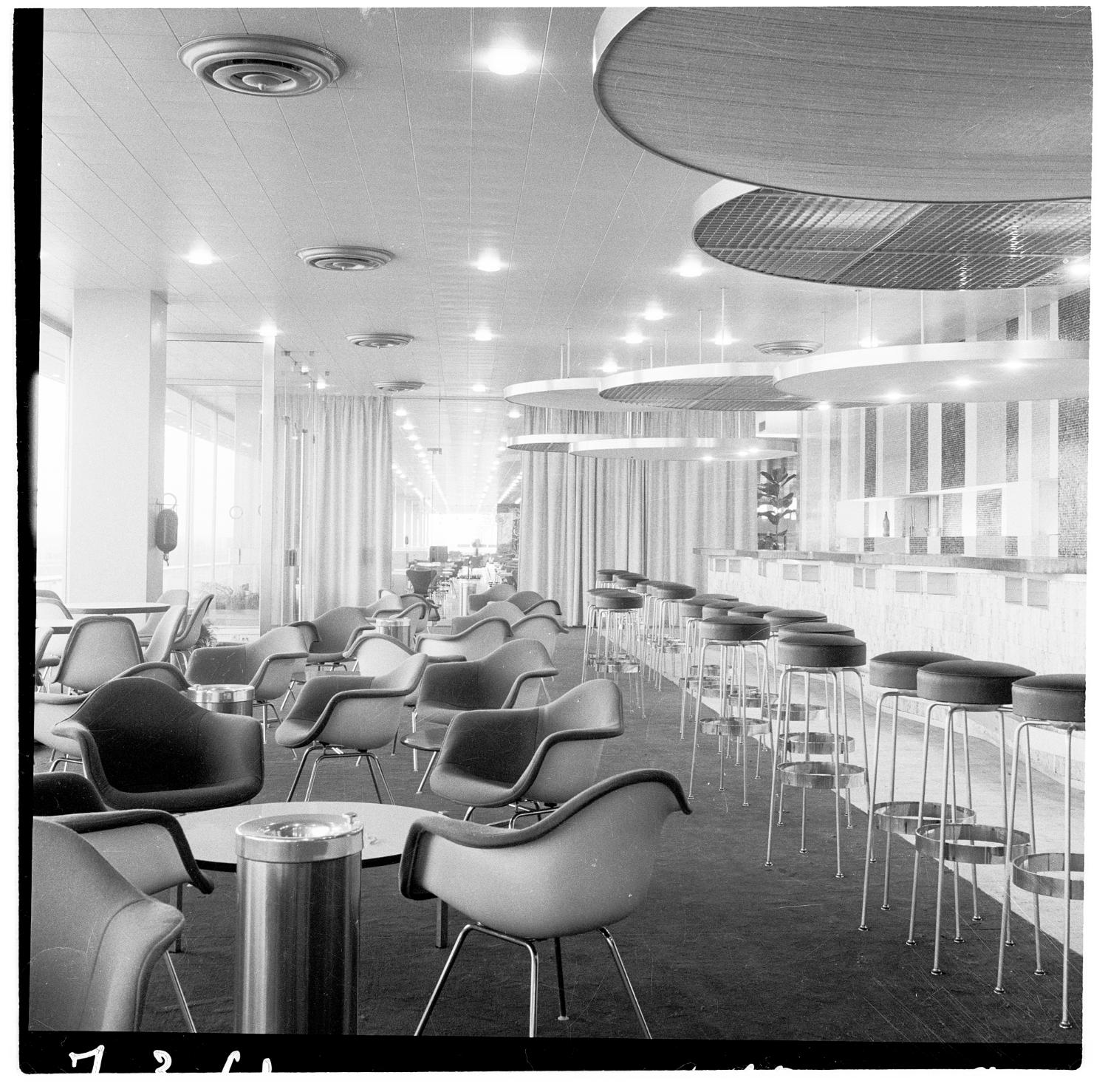 1961, bar de la Corbeille, Eames Shell chairs (Charles et Ray Eames), conception des aménagements: Joseph-André Motte assisté d'André Monpoix, 3ème étage.
