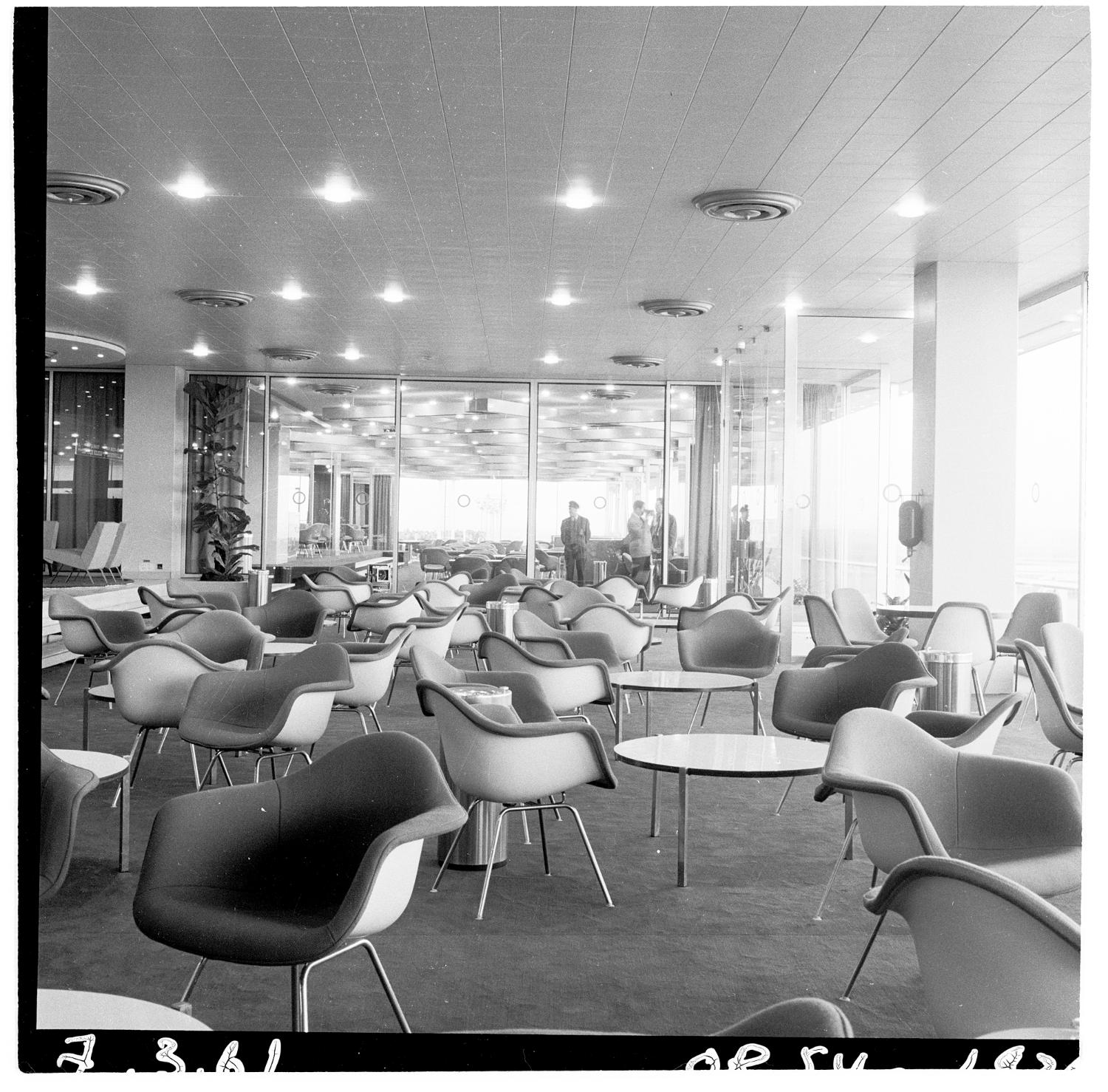 1961, la Corbeille, Eames Shell chairs (Charles et Ray Eames), fauteuils 740 (Joseph-André Motte), conception des aménagements: Joseph-André Motte assisté d'André Monpoix, derrière la cloison en verre les Trois Soleils, 3ème étage.