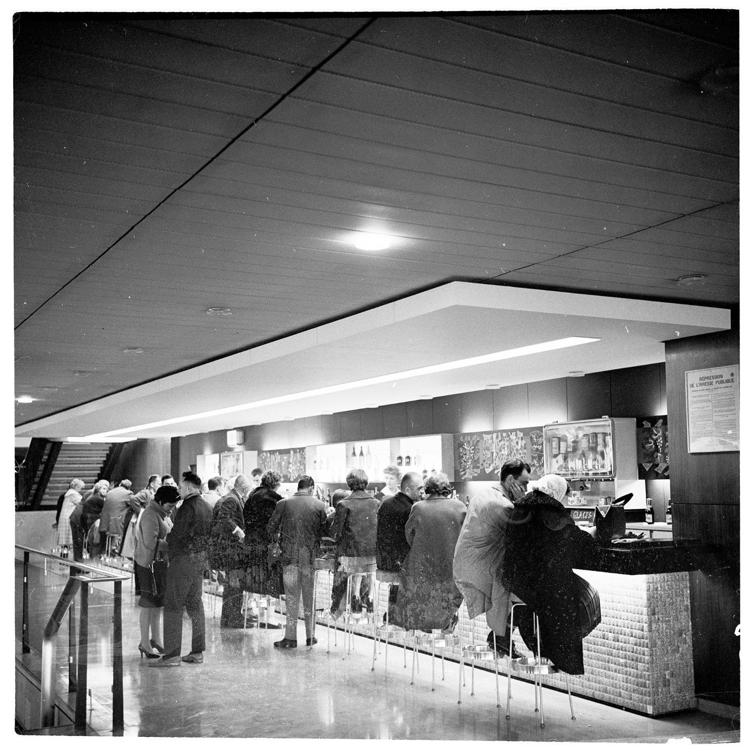 1961, le bar public, 2ème étage.