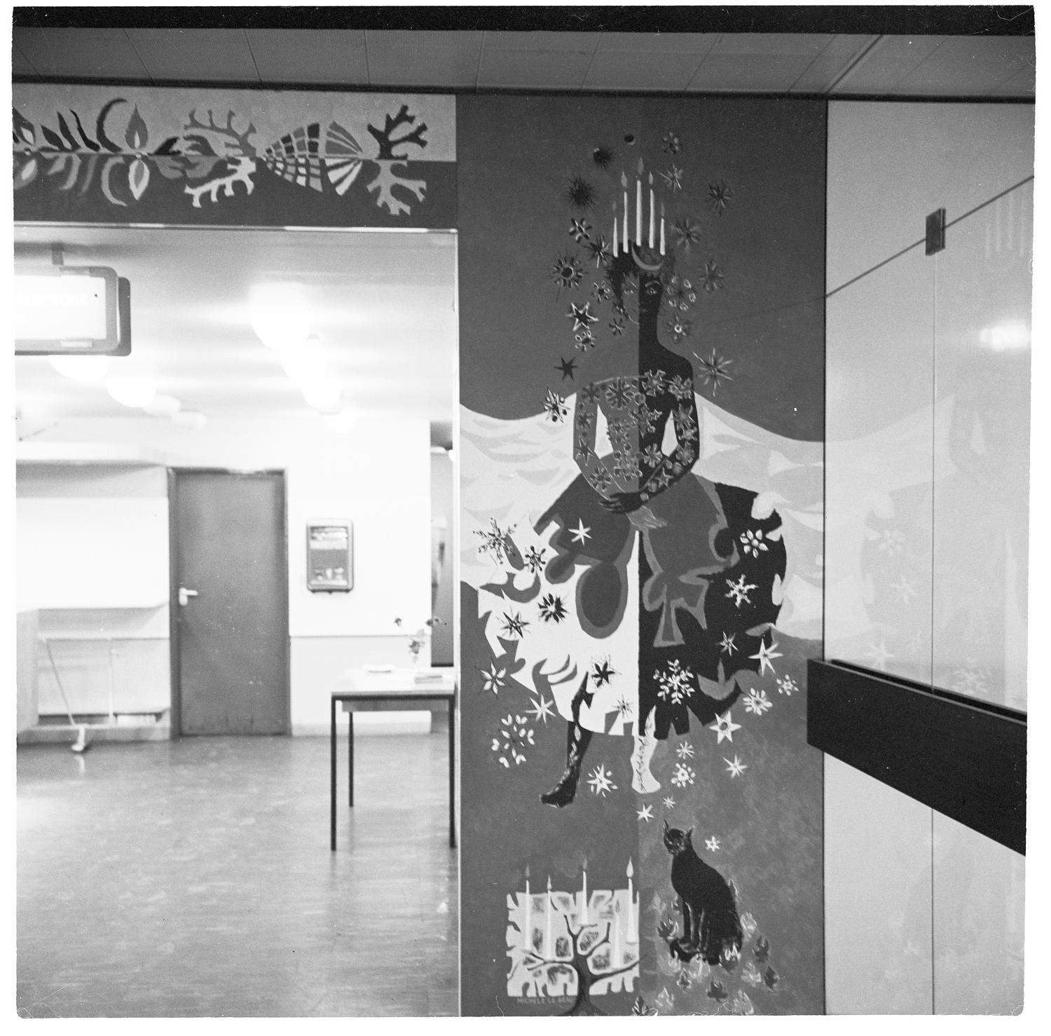 1961, bar de l'entrée du Tournebroche, des Horizons et du Snack-bar, décor: la Nuit, panneaux en formica de Michèle Van Hout Le Beau, 3ème étage. 