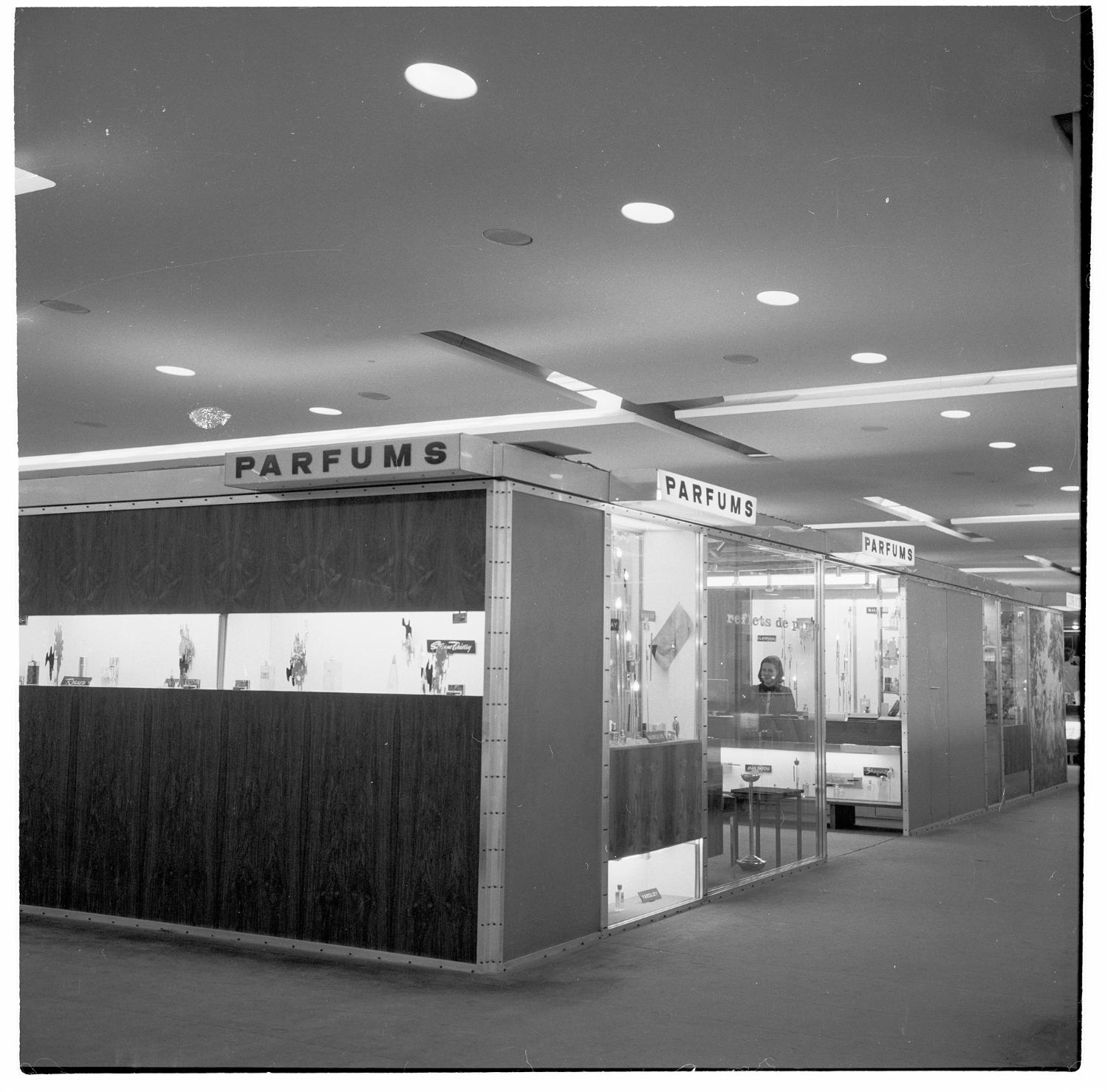 1961, les boutiques du Transit (zone internationale), conception des aménagements: Joseph-André Motte assisté d'André Monpoix, 2ème étage.