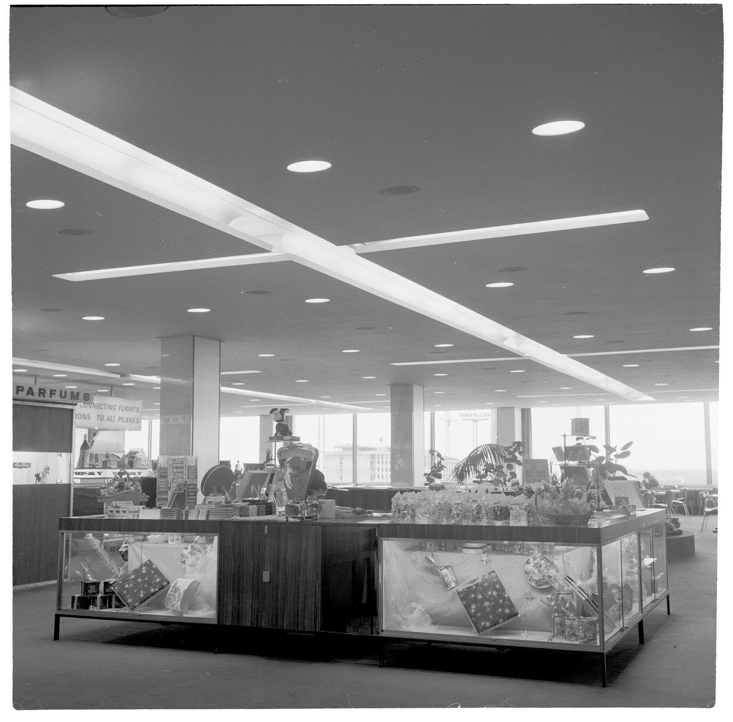1961, les boutiques du Transit (zone internationale), conception des aménagements: Joseph-André Motte assisté d'André Monpoix, 2ème étage.