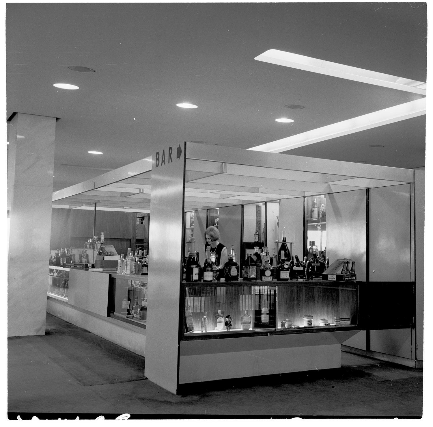 1961, les boutiques du Transit (zone internationale), conception des aménagements: Joseph-André Motte assisté d'André Monpoix, 2ème étage.