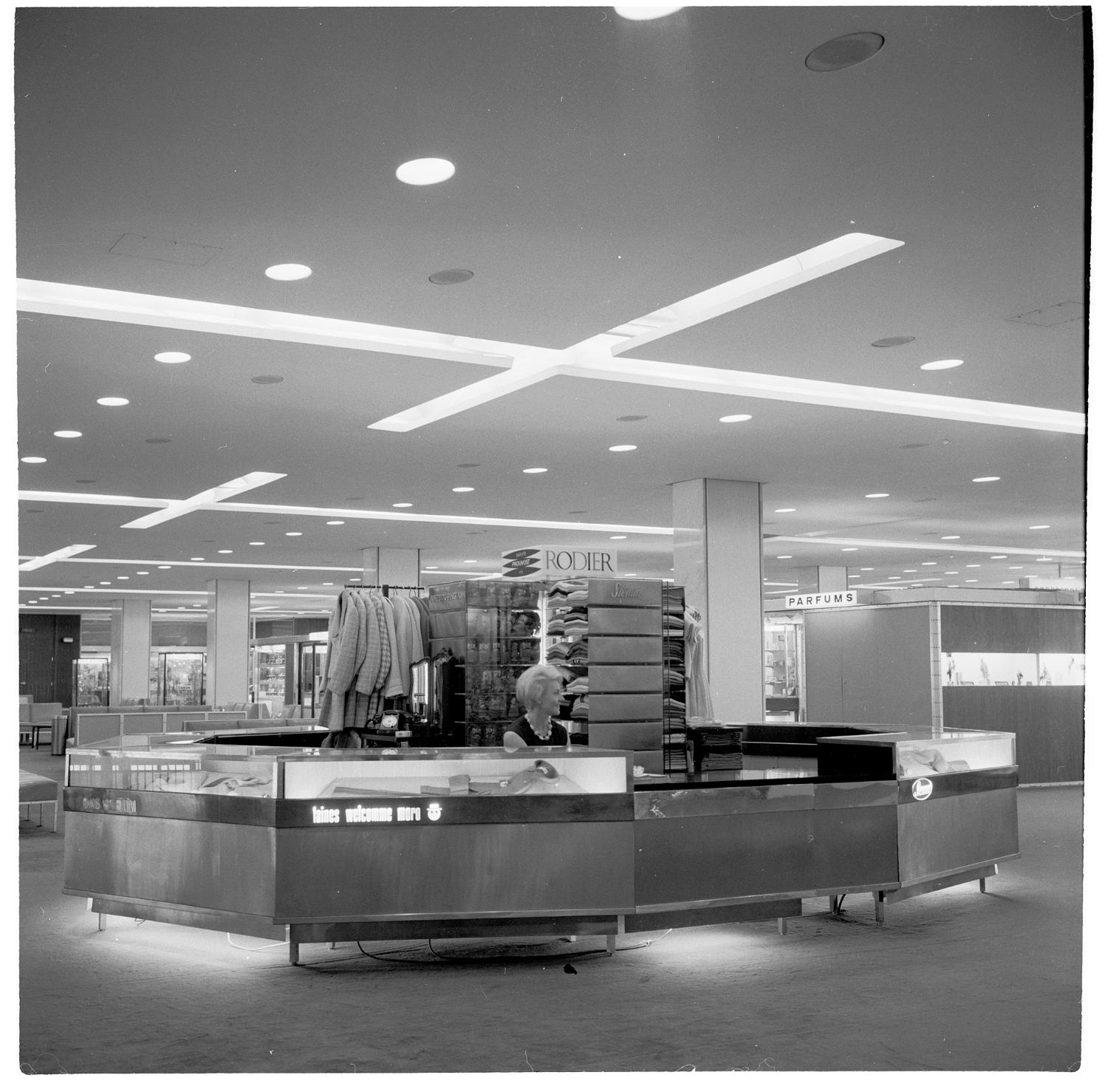 1961, les boutiques du Transit (zone internationale), conception des aménagements: Joseph-André Motte assisté d'André Monpoix, 2ème étage.
