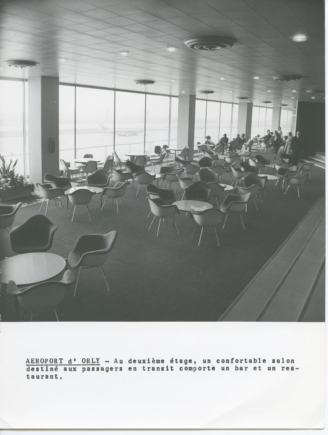 1961, la Corbeille, conception des aménagements: Joseph-André Motte assisté d'André Monpoix, la légende de la photo comporte une erreur, la Corbeille est au 3ème étage et non au 2ème.