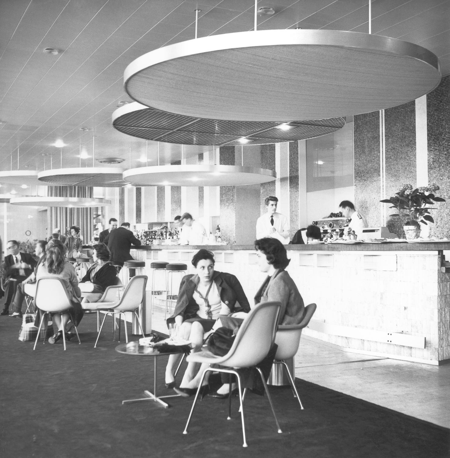 1961, bar de la Corbeille, Eames Shell chairs (Charles et Ray Eames), conception des aménagements: Joseph-André Motte assisté d'André Monpoix, 3ème étage.