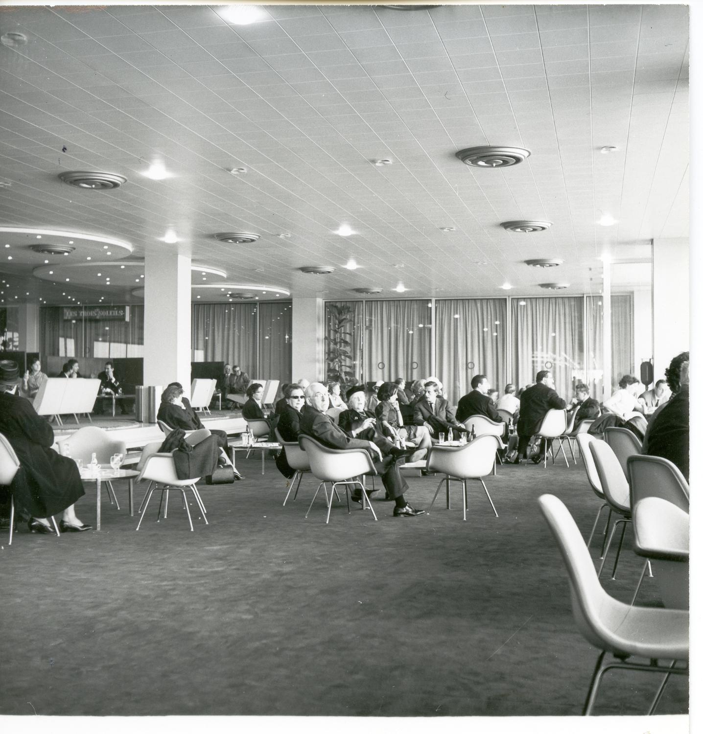 1961, la Corbeille, Eames Shell chairs (Charles et Ray Eames), fauteuils 740 (Joseph-André Motte), conception des aménagements: Joseph-André Motte assisté d'André Monpoix, derrière la cloison en verre les Trois Soleils, 3ème étage.