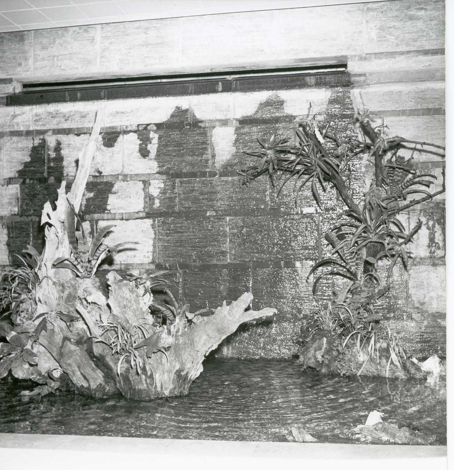 La fontaine du patio, conception des aménagements: Joseph-André Motte assisté d'André Monpoix, 3ème étage.