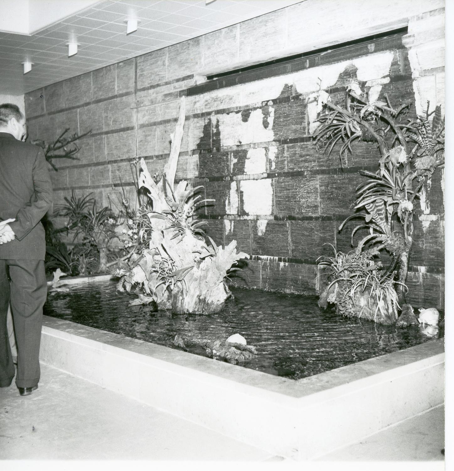 La fontaine du patio, conception des aménagements: Joseph-André Motte assisté d'André Monpoix, 3ème étage.