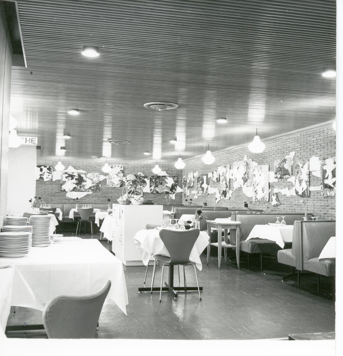 1961, le Tournebroche, décor: céramique de Henri Plisson, 3ème étage.