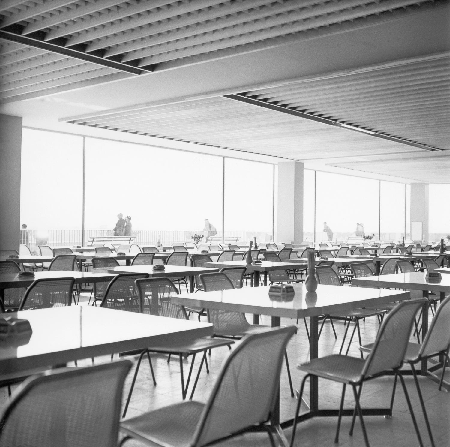 1961, la brasserie, conception des aménagements: Philippe Mondineu et R. Perrussel, 4ème étage.