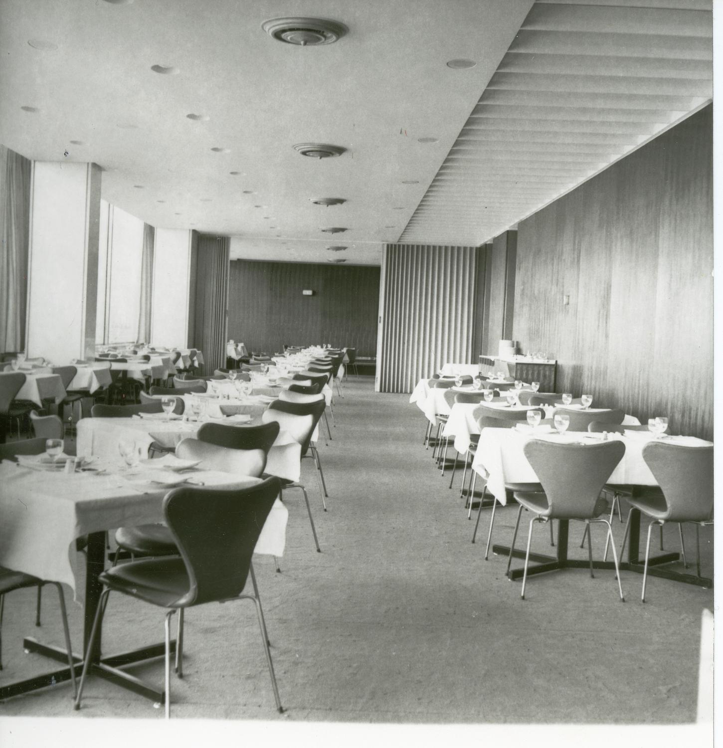 1961, les Horizons, chaises 3107 série 7 (Arne Jacobsen), 3ème étage.