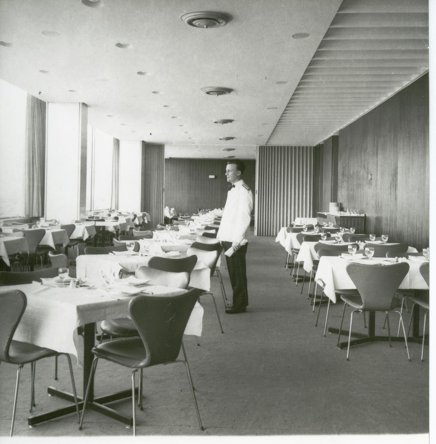1961, les Horizons, chaises 3107 série 7 (Arne Jacobsen), 3ème étage.