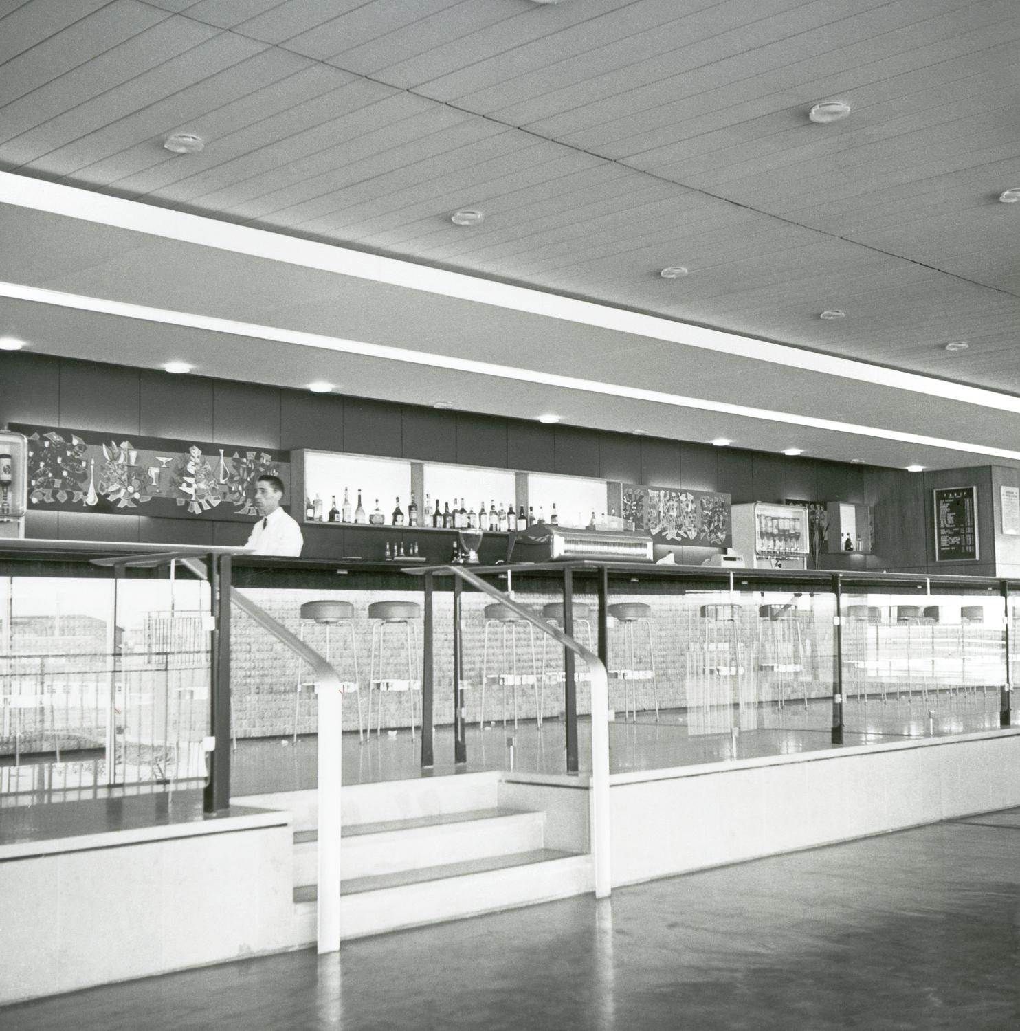 1961, le bar public, 2ème étage.