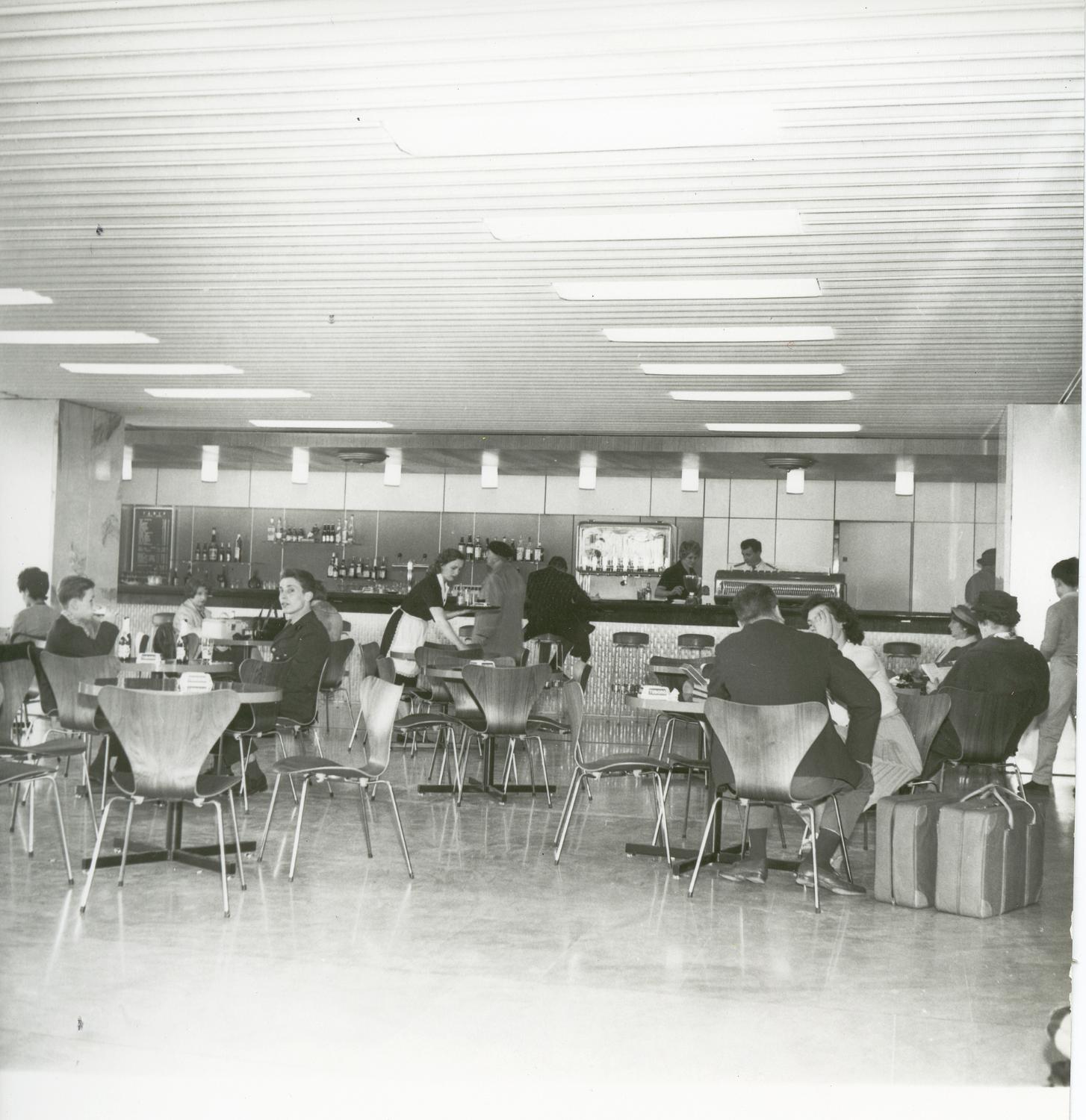 1961, le bar de la Galerie marchande, chaises 3107 série 7 (Arne Jacobsen), 1er étage.