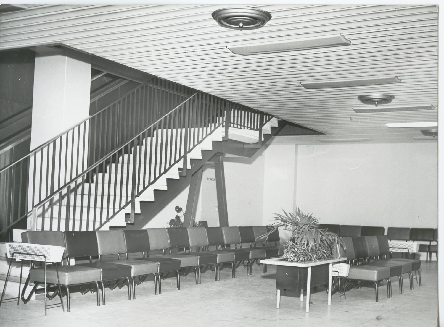 1961, salle d'embarquement, rez-de-chaussée coté piste.