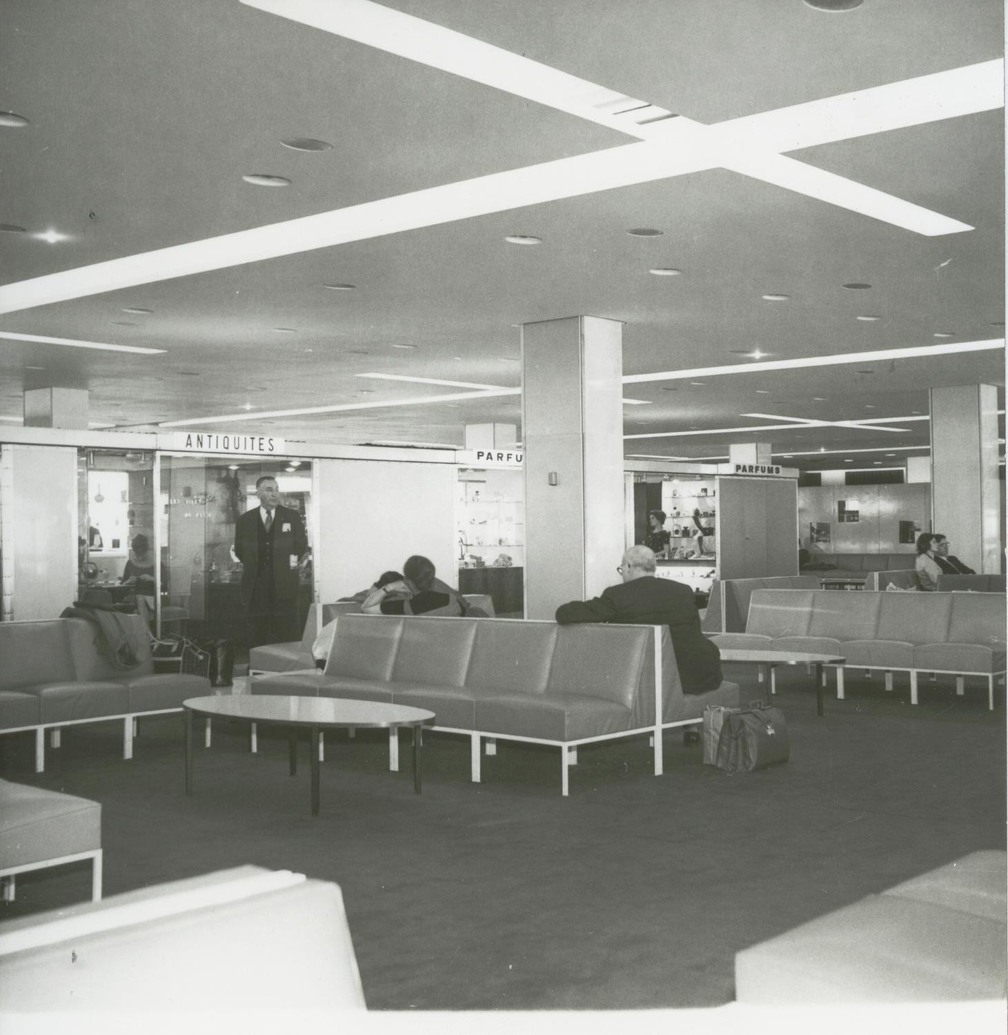 1961, le salon du Transit (zone internationale), chauffeuses Samouraï, conception des aménagements: Joseph-André Motte assisté d'André Monpoix, 2ème étage.