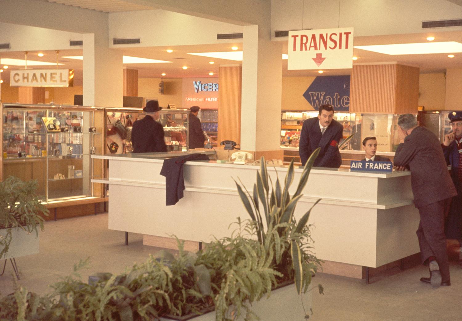 1961, guichet d'accueil du Transit (zone internationale), conception des aménagements: Joseph-André Motte assisté d'André Monpoix, 2ème étage.