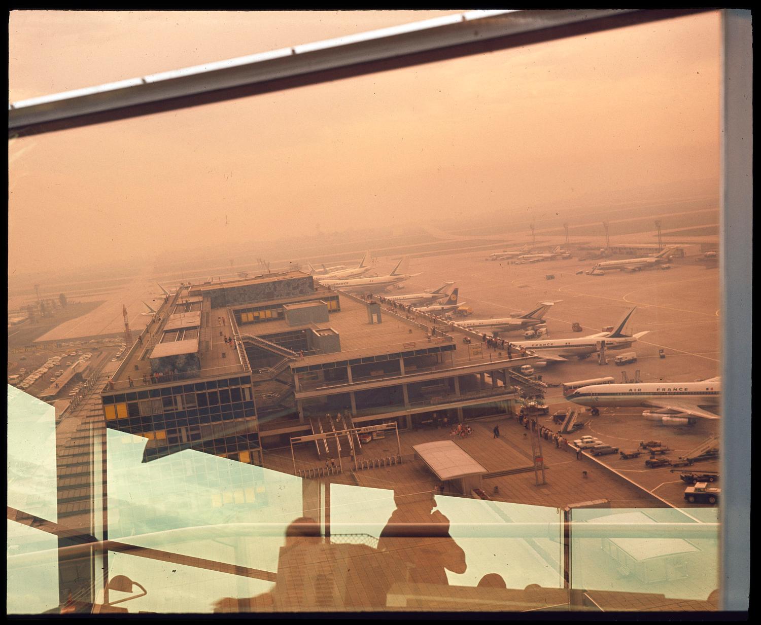 Les terrasses d'Orly vues depuis la tour de contrôle. 