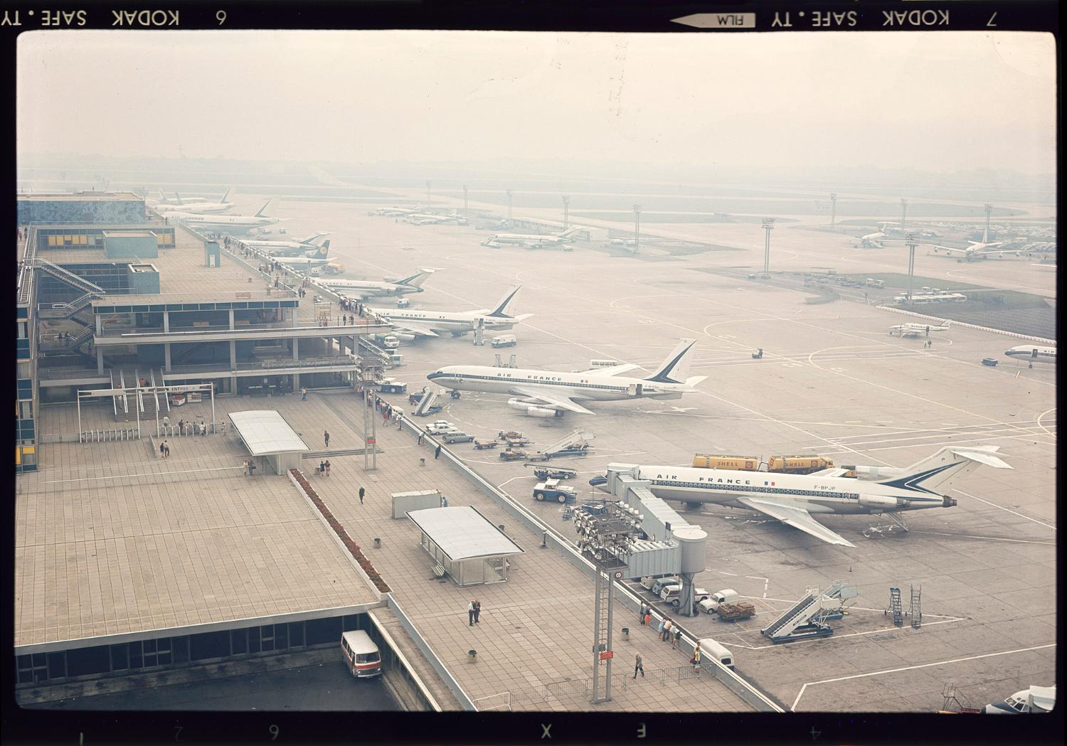 Les terrasses d'Orly vues depuis la tour de contrôle. 
