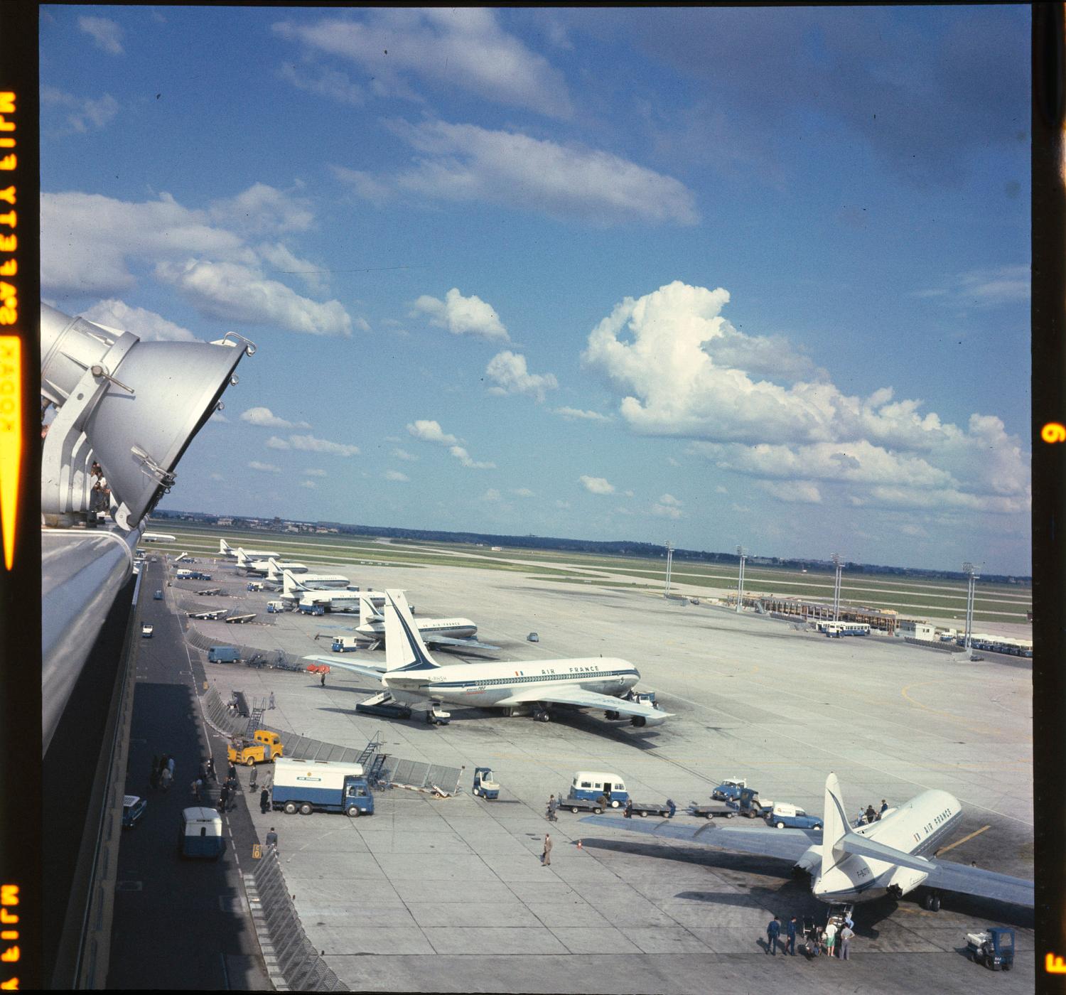 1961, les aires de stationnement des avions vues depuis le 4ème étage des terrasses.