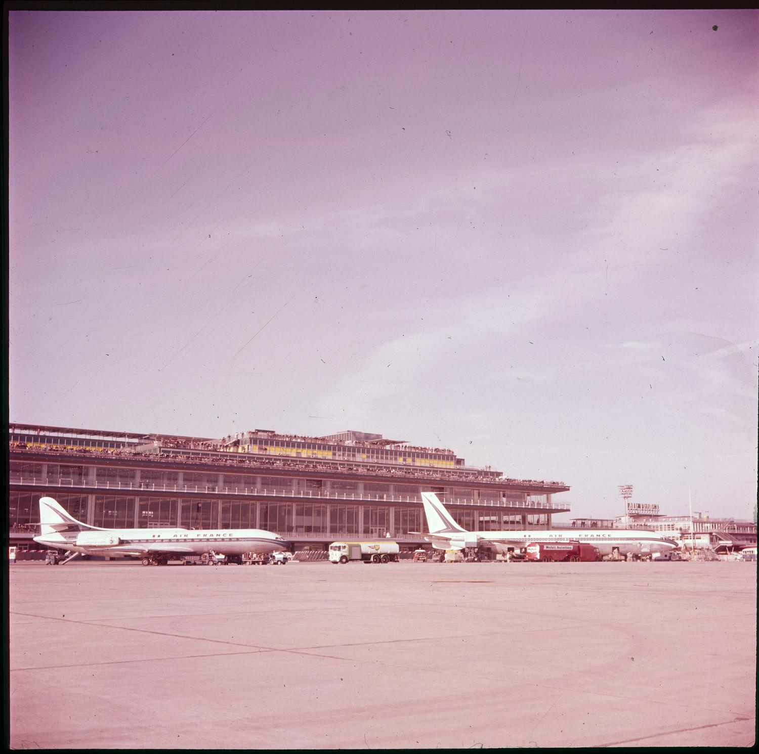 1961, les terrasses vue depuis les pistes. ; 1961 février octobre, les travaux de jonction des Installations Terminales et de l'Aérogare-Sud, vus depuis le sud ouest.