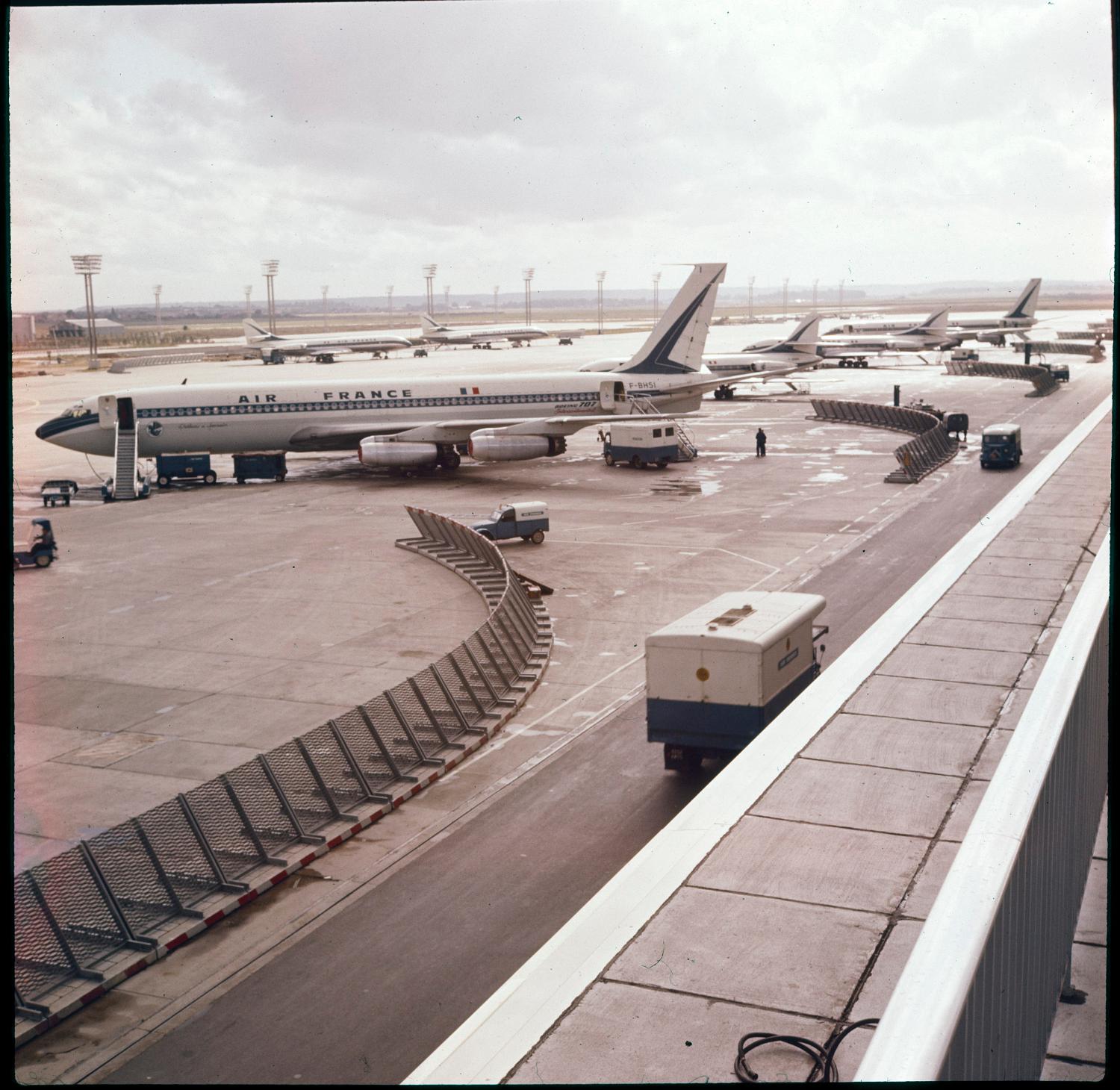 1961, les aires de stationnement des avions vues depuis la terrasse de la jetée est, 2ème étage. 