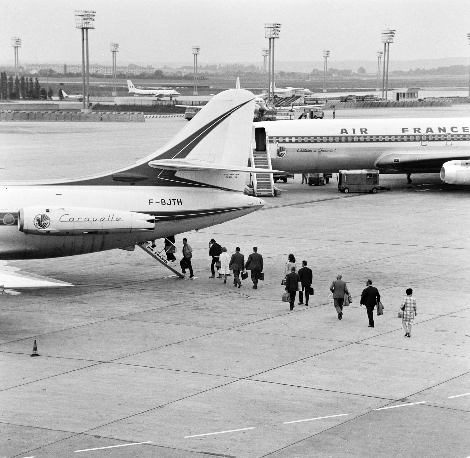 L'embarquement des passagers par la porte à escalier située à l’arrière du fuselage de la Caravelle F-BJTH "Fanche-Comté" d'Air France.
