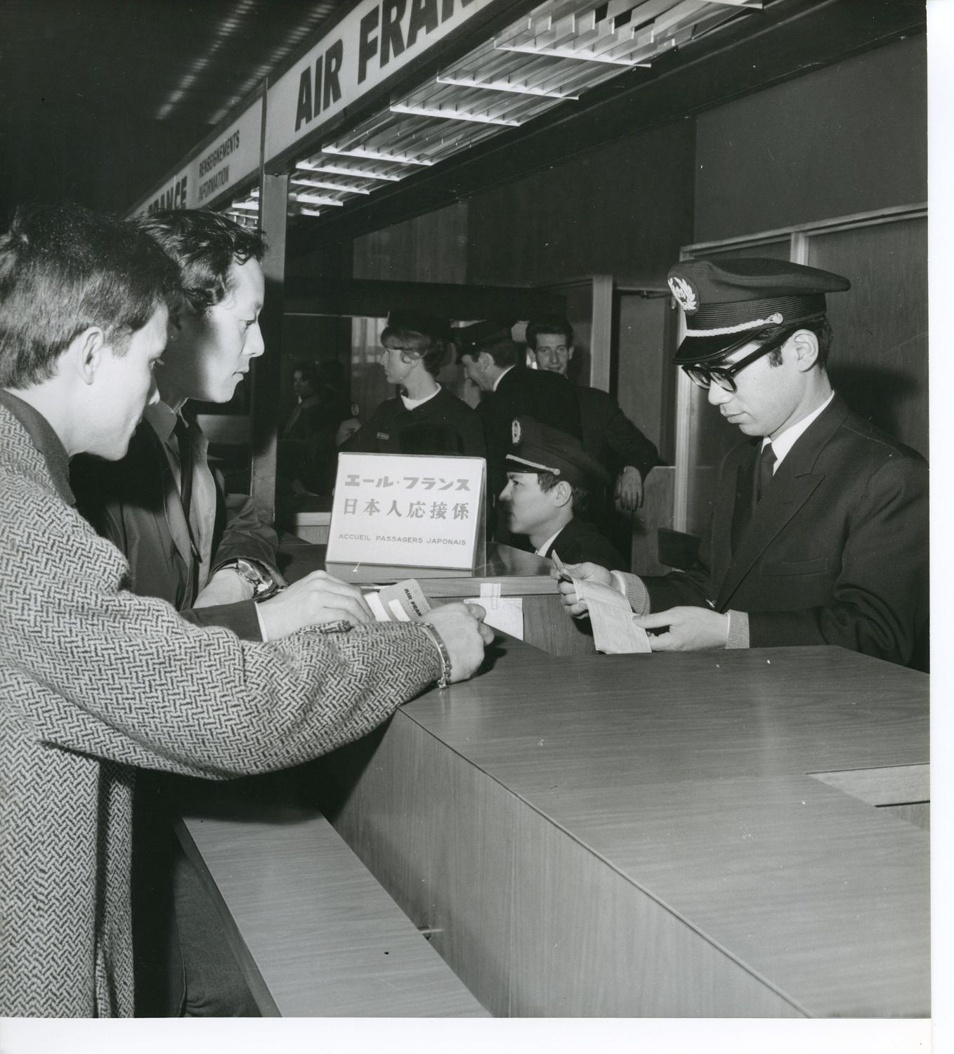 Rez-de-chaussée, accueil des passagers japonais au comptoir Air France.