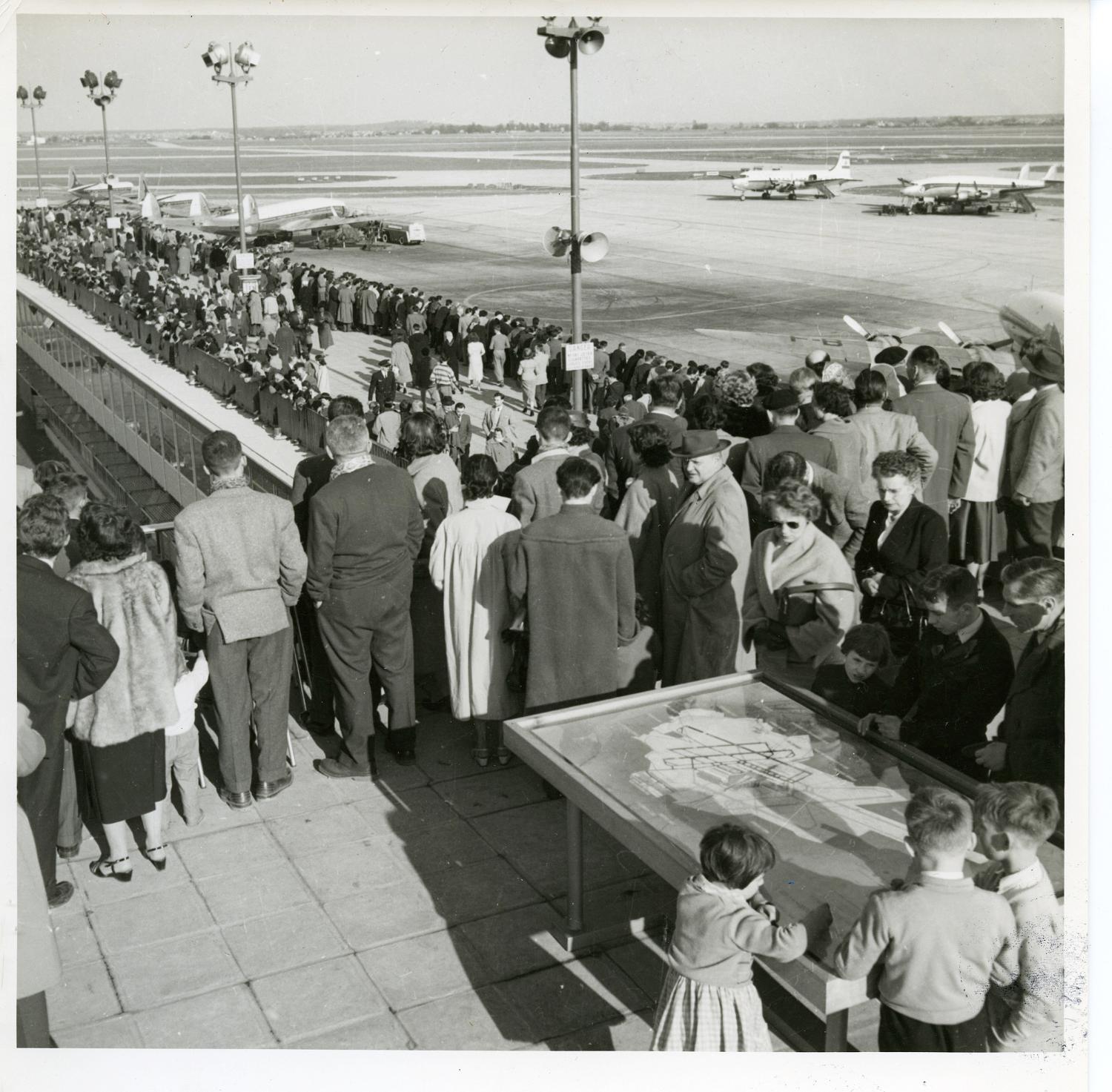 1956, les terrasses de l'Aérogare-Sud vue depuis le nord ouest.