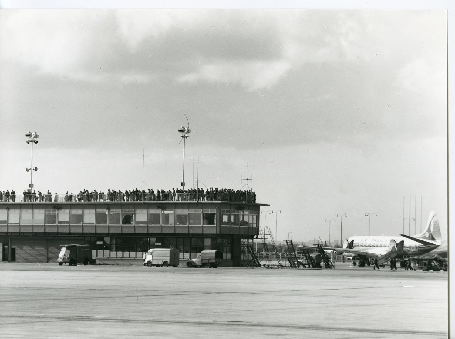 1956, les terrasses de jetée de la Aérogare-Sud (futur jetée Est), vue depuis le sud est.