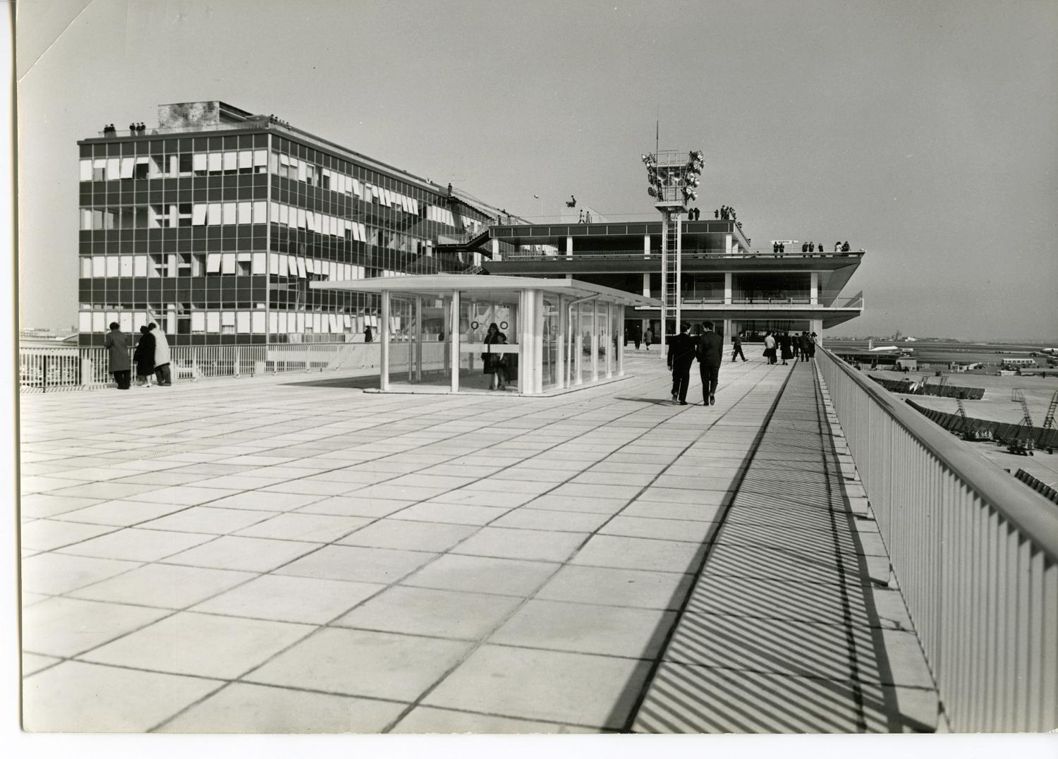 1961, la terrasse de la jetée ouest, 2ème étage. 
