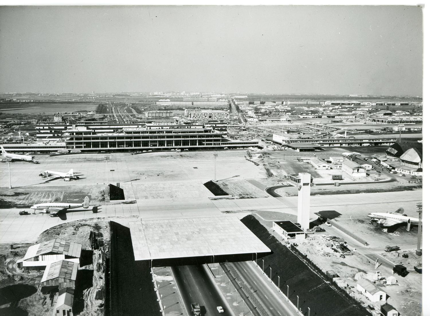 1961 février octobre, les travaux de jonction des Installations Terminales et de l'Aérogare-Sud, vus depuis le sud.