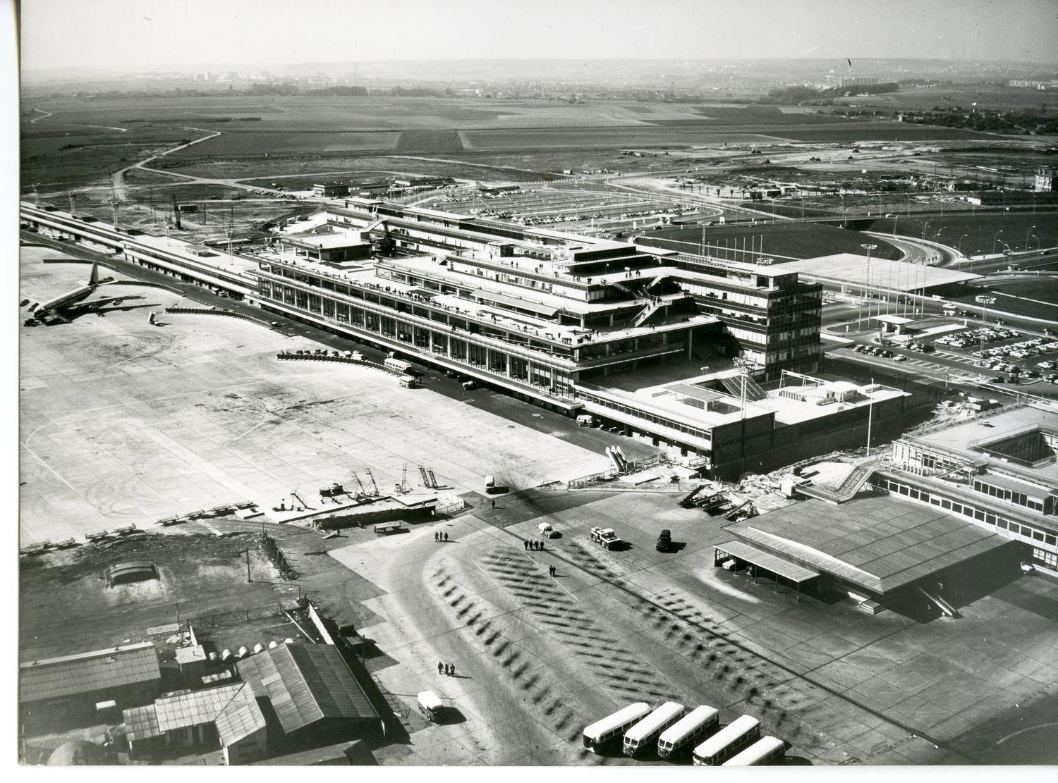 1961 février octobre, les travaux de jonction des Installations Terminales et de l'Aérogare-Sud, vus depuis le sud est.