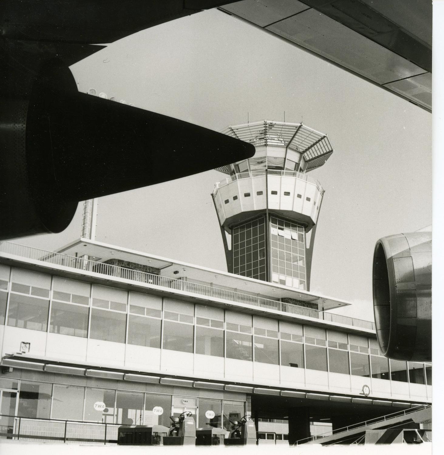 1970, la nouvelle tour de contrôle vue depuis les aires de stationnement des avions.