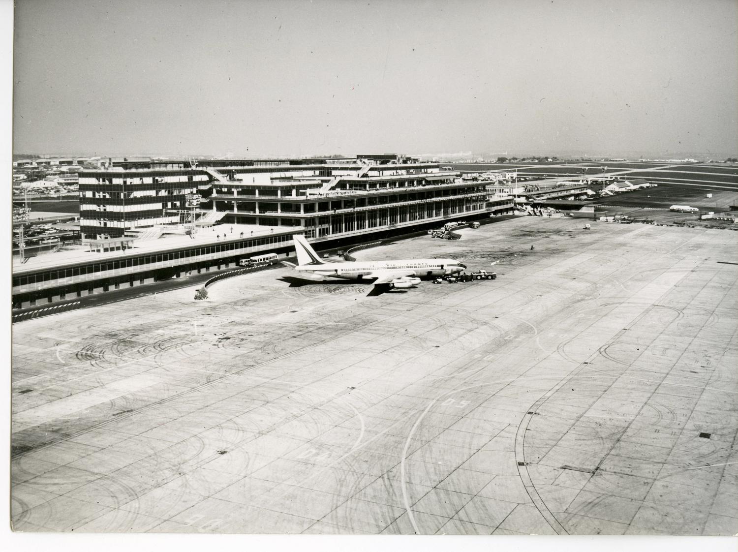1961 février octobre, les travaux de jonction des Installations Terminales et de l'Aérogare-Sud, vus depuis le sud ouest.