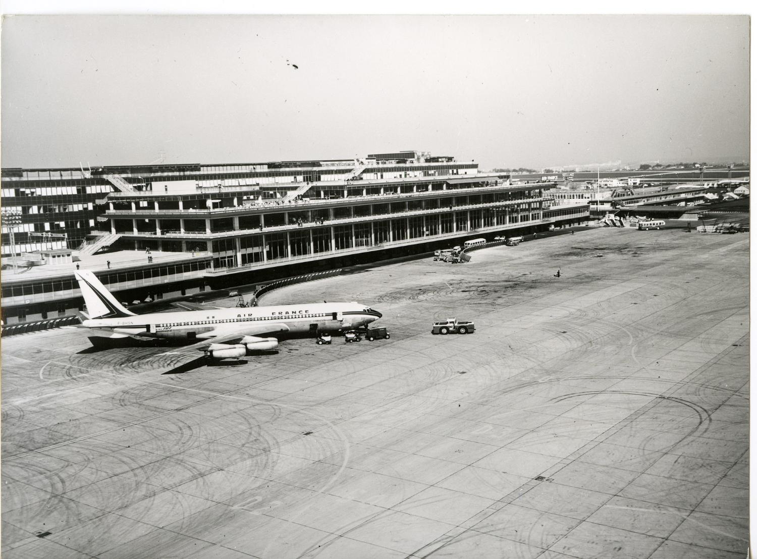 1961 février octobre, les travaux de jonction des Installations Terminales et de l'Aérogare-Sud, vus depuis le sud.