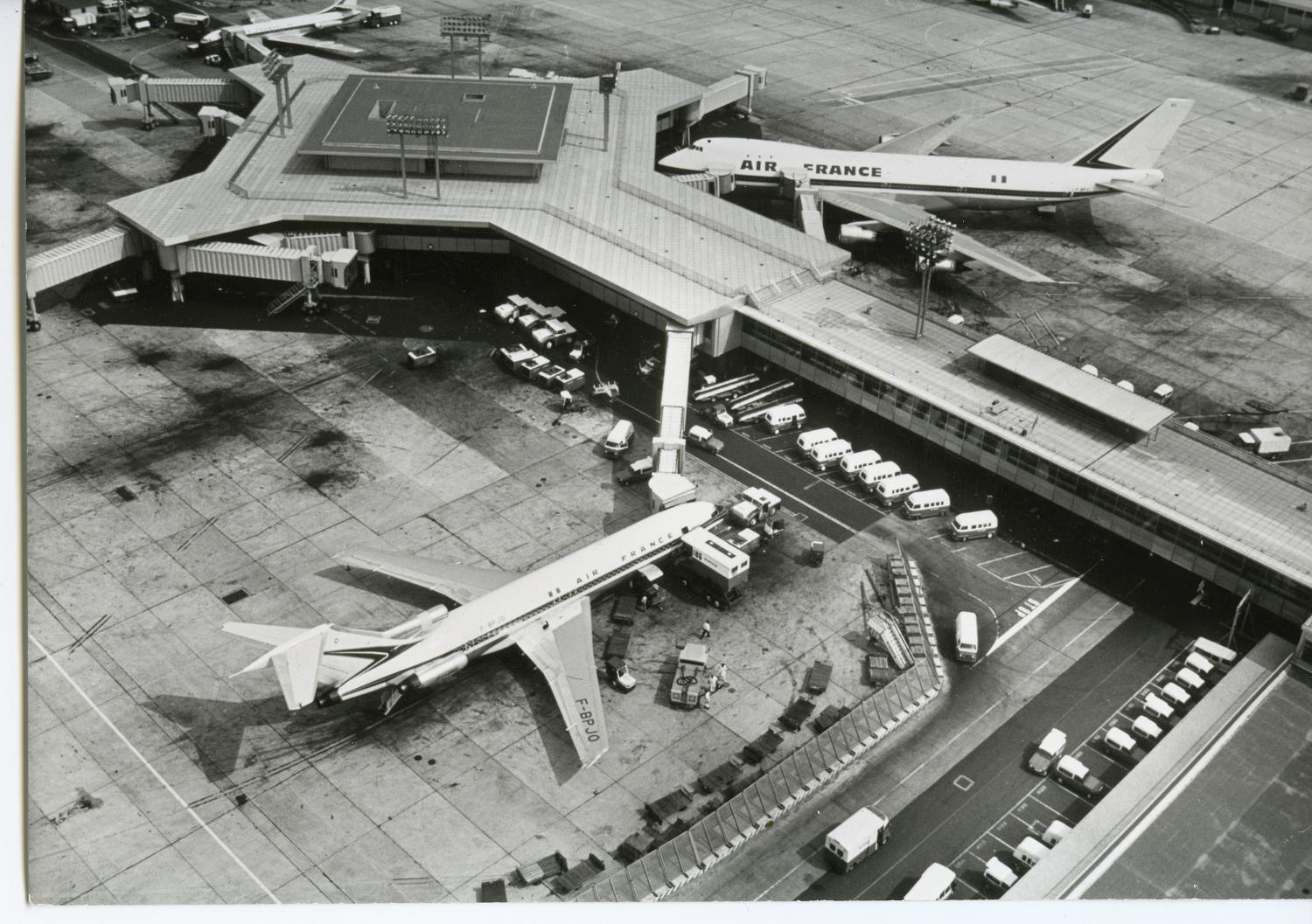 1968 1971, la construction d'Orly-Ouest et des satellites d'Orly-Sud, le satellite ouest, vue prise en 1971 depuis le nord est.