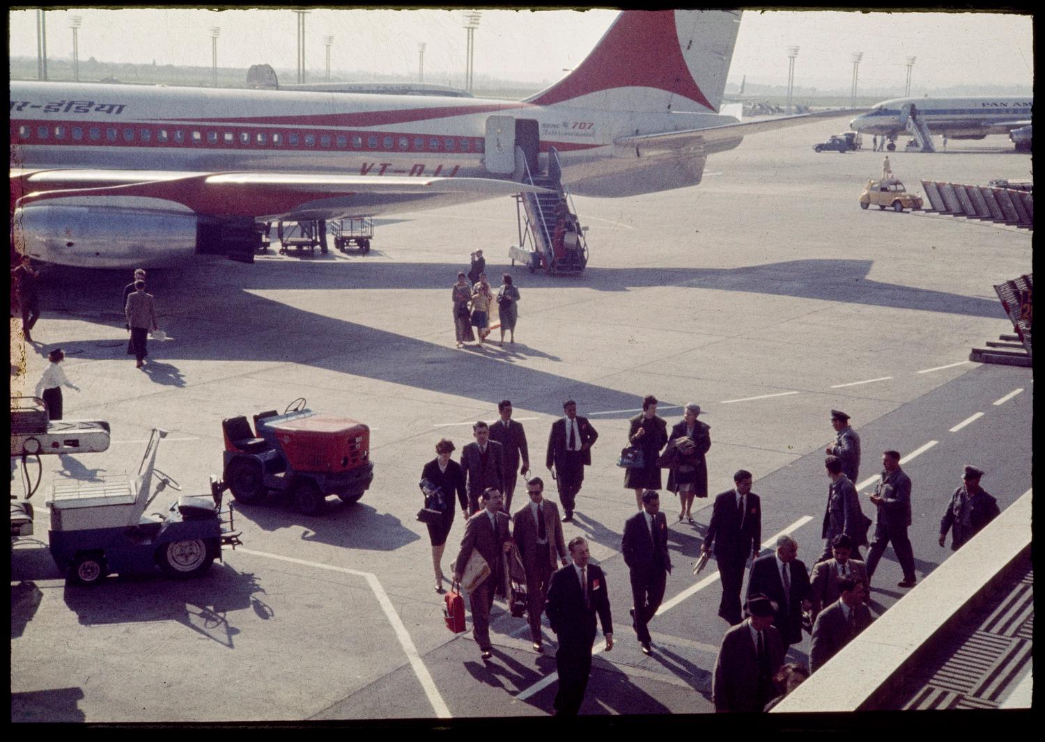 1961, l'arrivée des passagers: l'accès aux Installations terminales à pied.