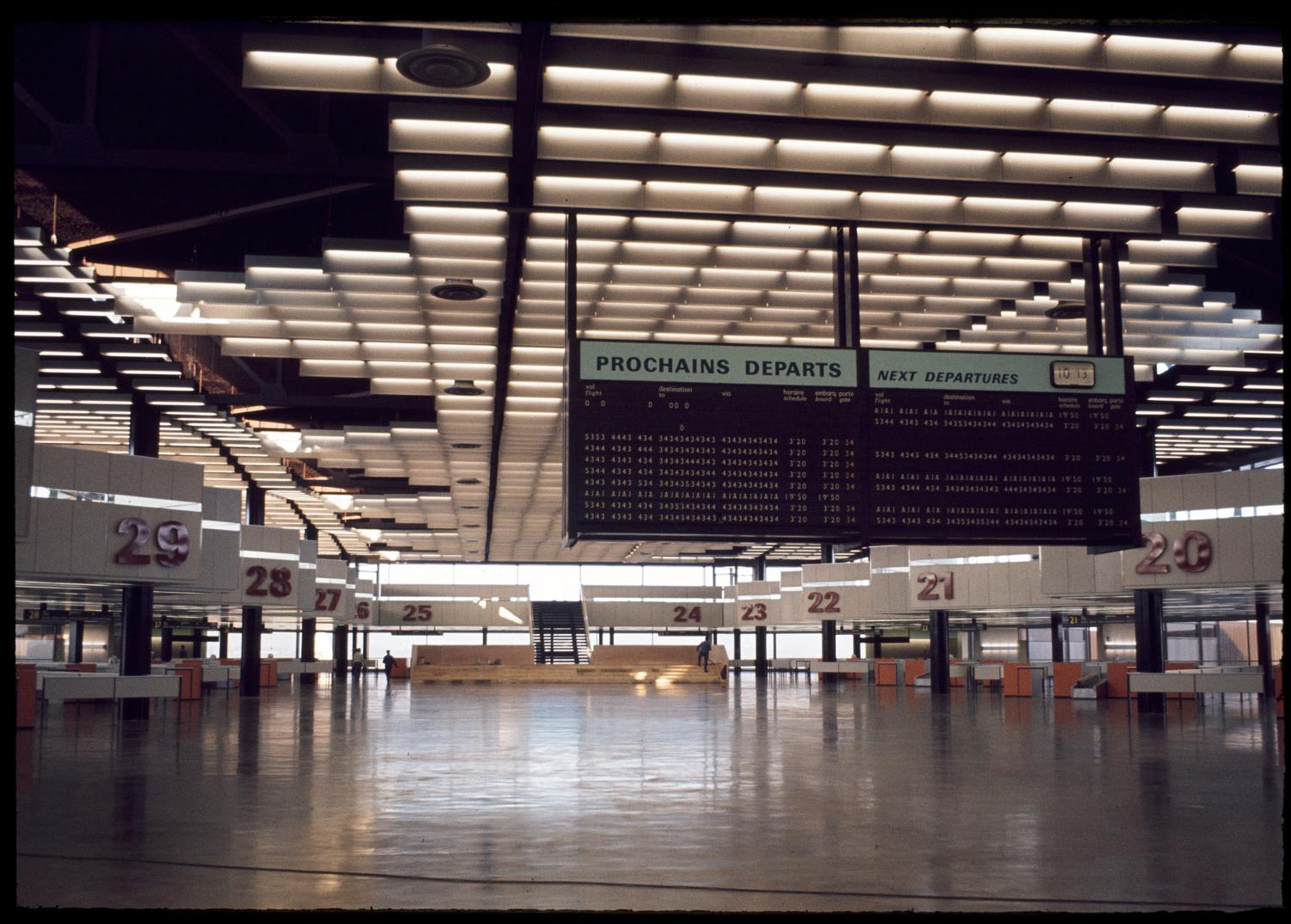 Construction d'Orly-Ouest (1968 1971), le Hall 2. ; 1971, un afficheur à palettes SOLARI, Orly-Ouest (aujourd'hui Orly 1 2).