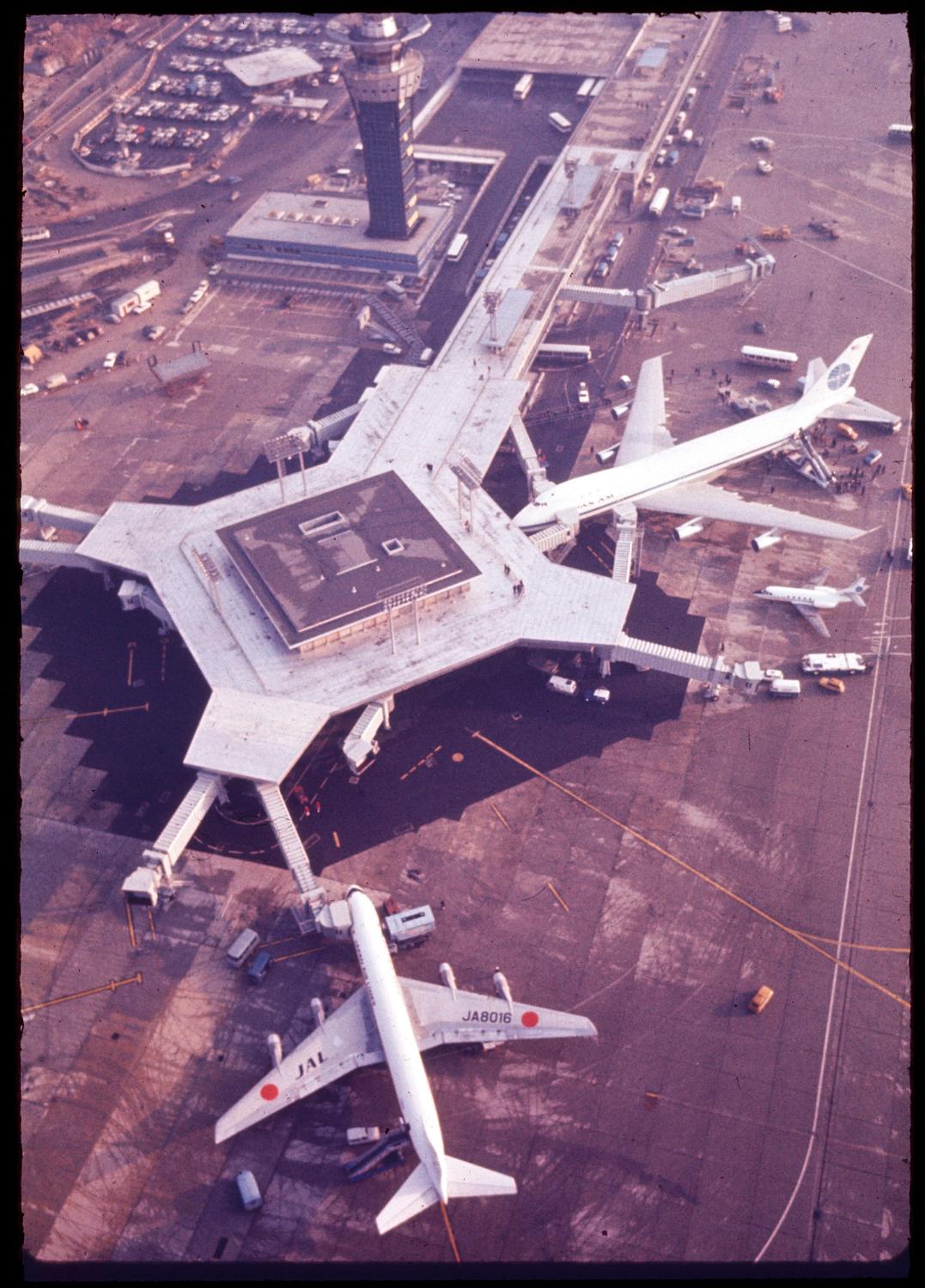 1968 1971, la construction d'Orly-Ouest et des satellites d'Orly-Sud, le satellite ouest, vue prise en 1970 depuis le sud ouest.