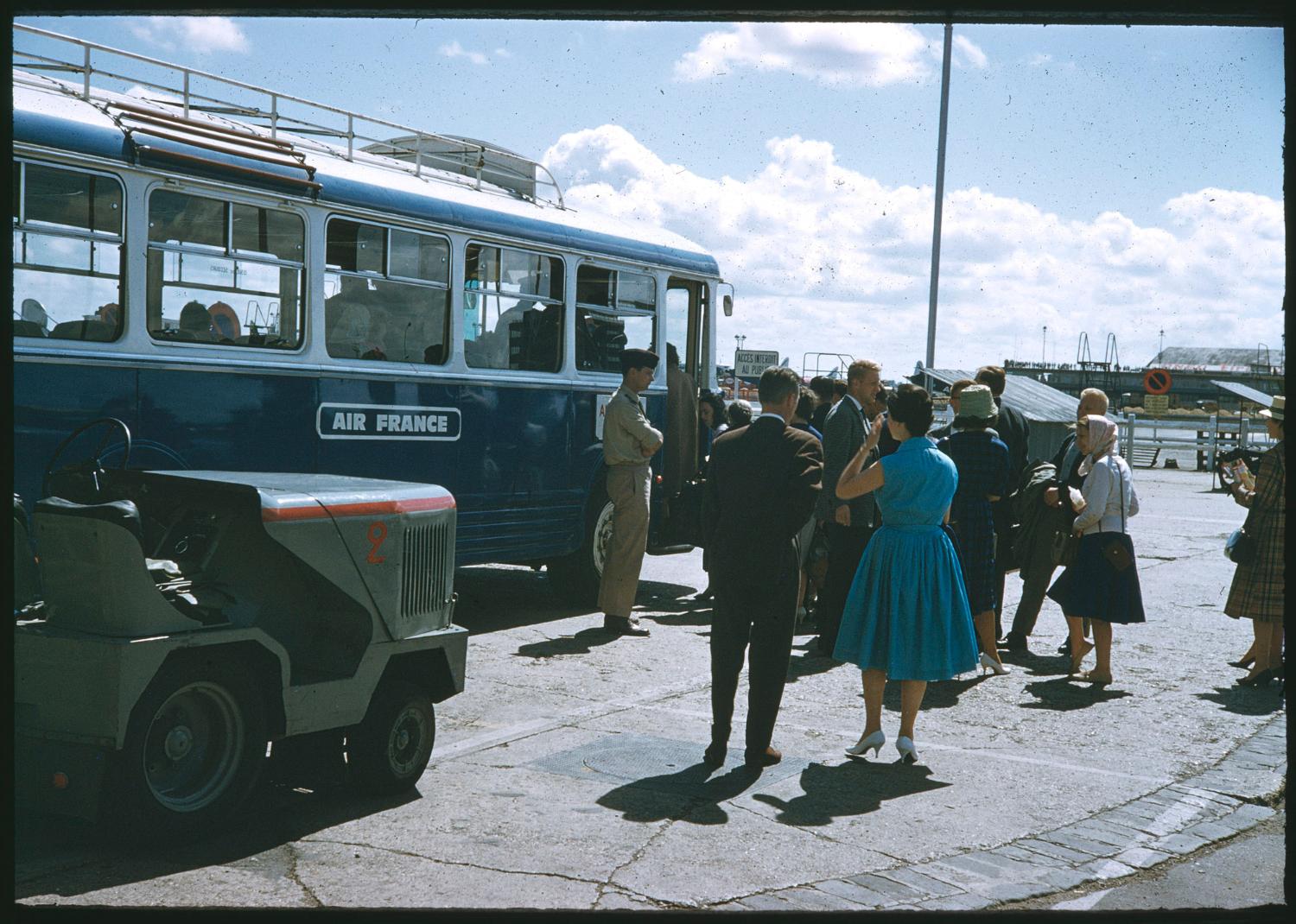 1959, passagers et car d'Air France devant la jetée (future jetée est) de l'Aérogare-Sud vue prise depuis le nord ouest.